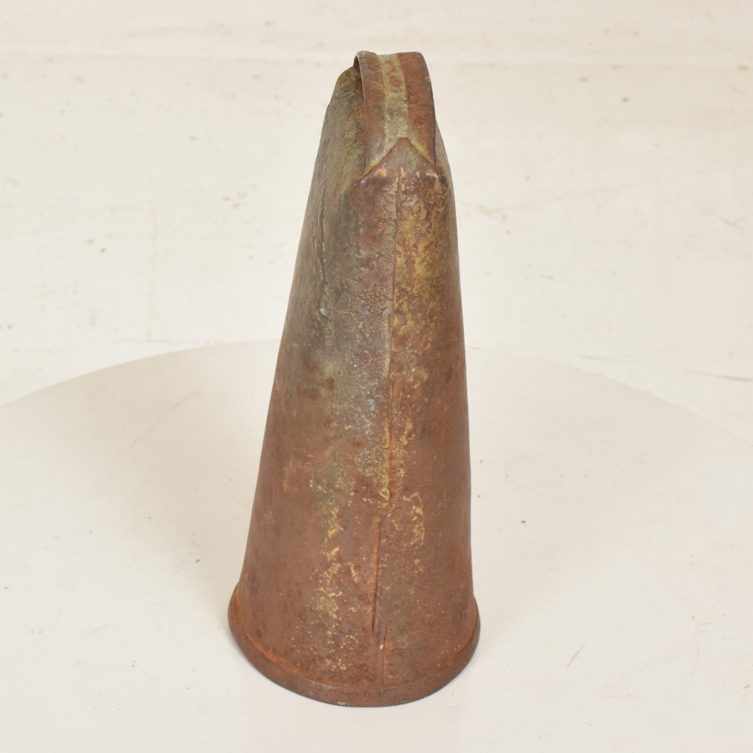 Vintage antique decorative cow bell in metal and wood.
USA circa the 1930s.
Dimensions: 10 3/4
