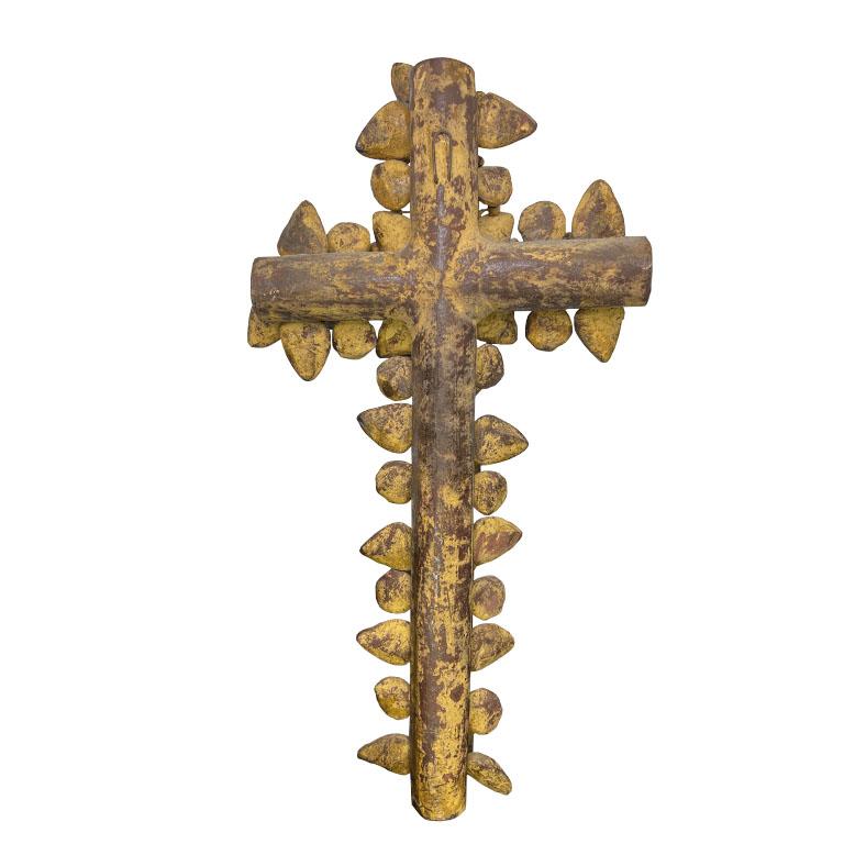 Artisanat Croix décorative ancienne avec motif de fleurs et de papillons - début du 20e siècle en vente