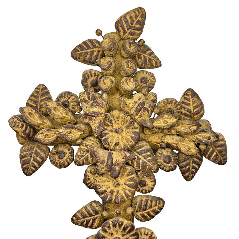 Mexicain Croix décorative ancienne avec motif de fleurs et de papillons - début du 20e siècle en vente