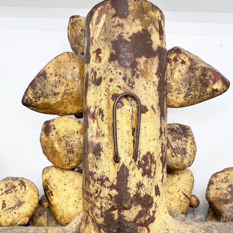 20ième siècle Croix décorative ancienne avec motif de fleurs et de papillons - début du 20e siècle en vente