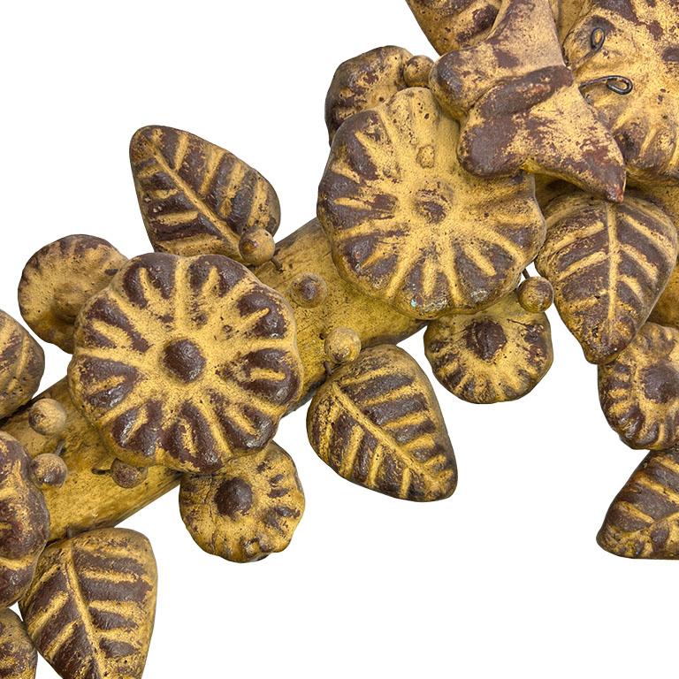 Métal Croix décorative ancienne avec motif de fleurs et de papillons - début du 20e siècle en vente