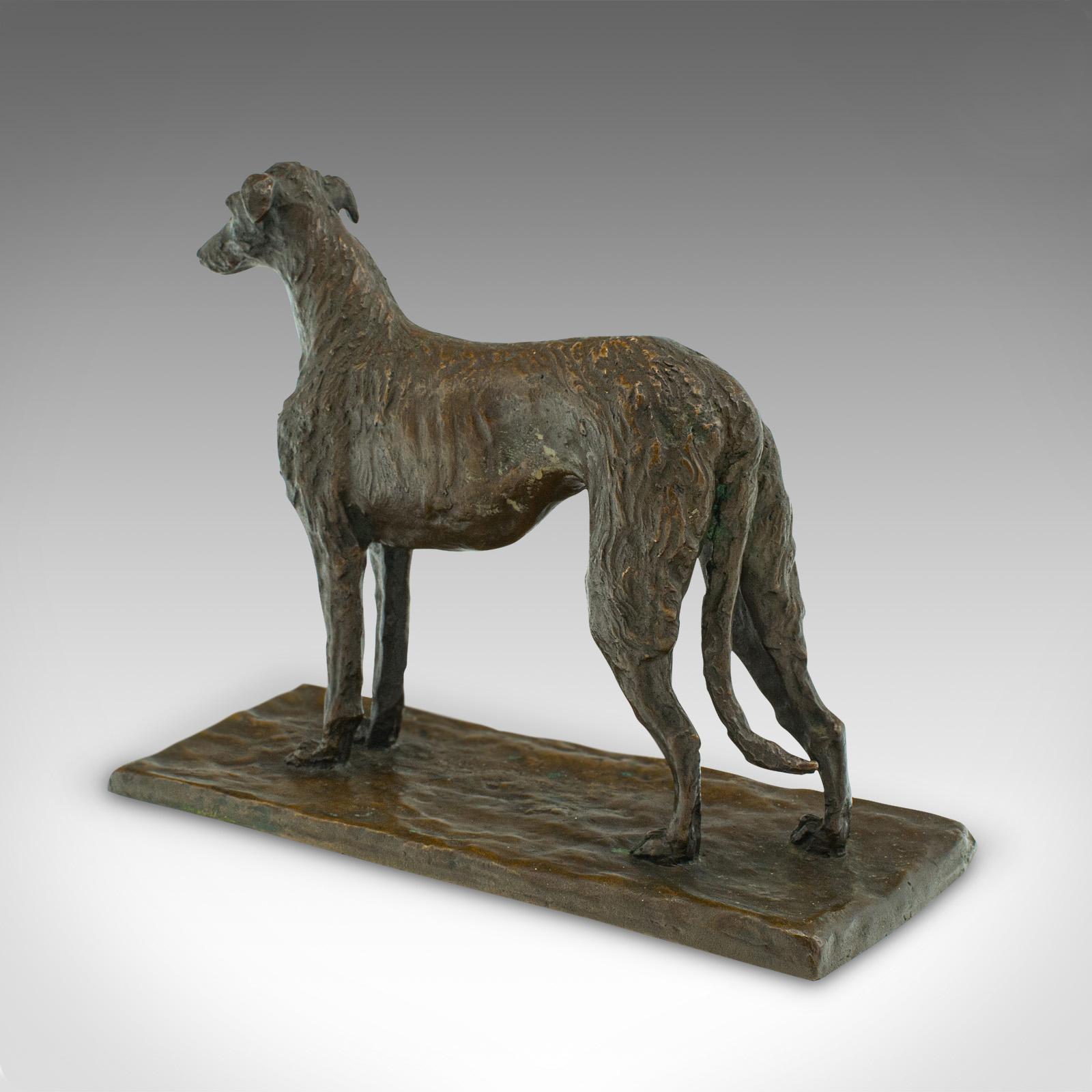 Victorien tardif Figure décorative ancienne de chien en bronze autrichienne, chien viennois Borzoi, époque victorienne en vente