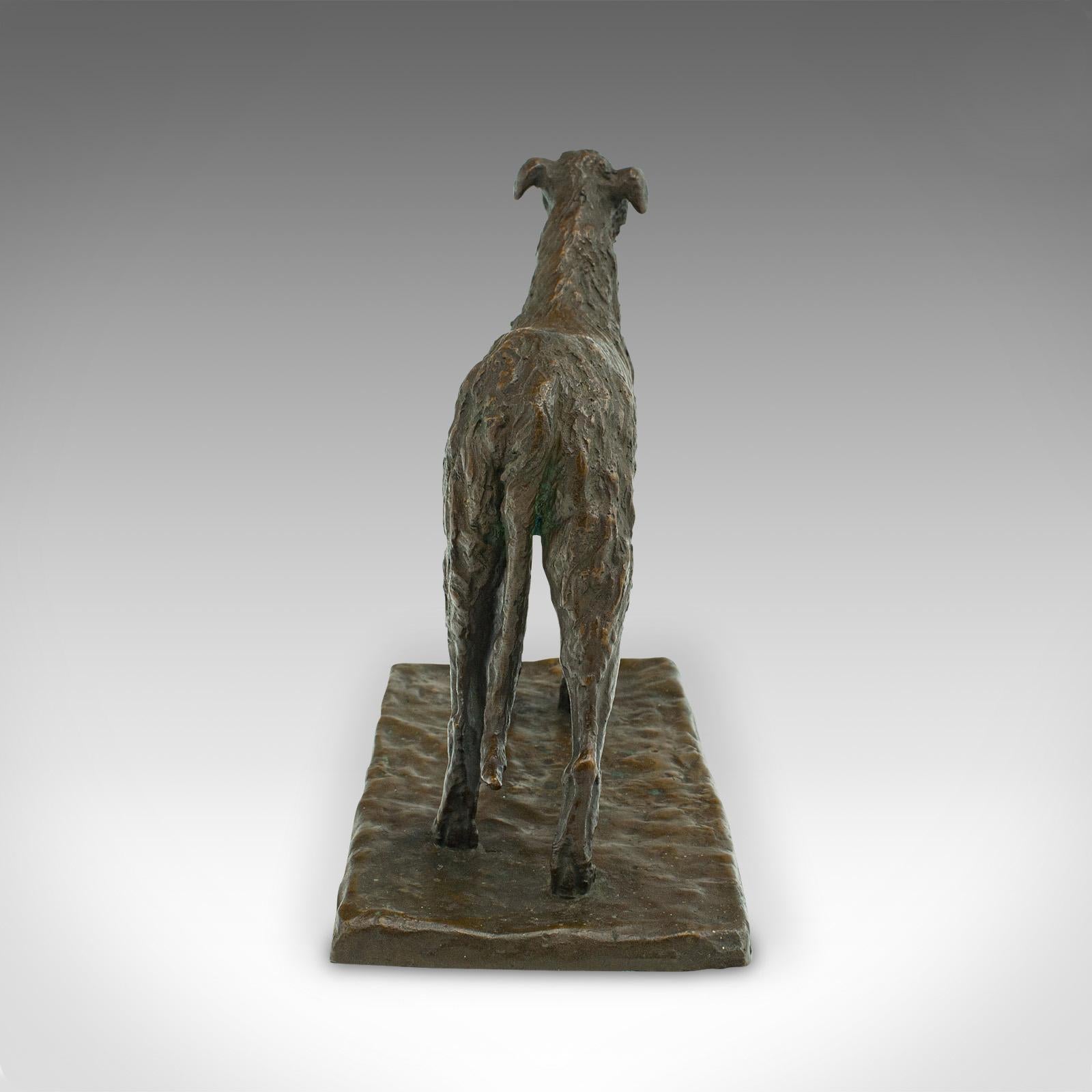 Figure décorative ancienne de chien en bronze autrichienne, chien viennois Borzoi, époque victorienne Bon état - En vente à Hele, Devon, GB