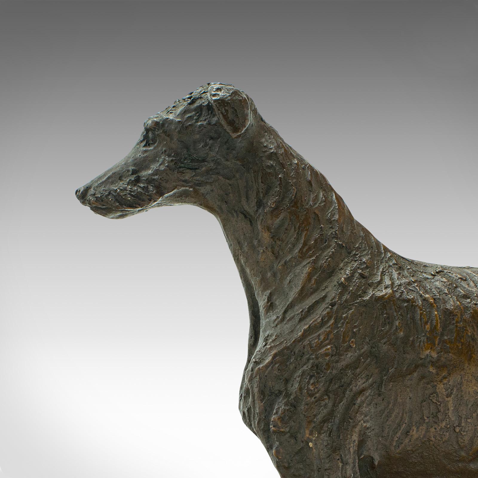 Figure décorative ancienne de chien en bronze autrichienne, chien viennois Borzoi, époque victorienne en vente 2