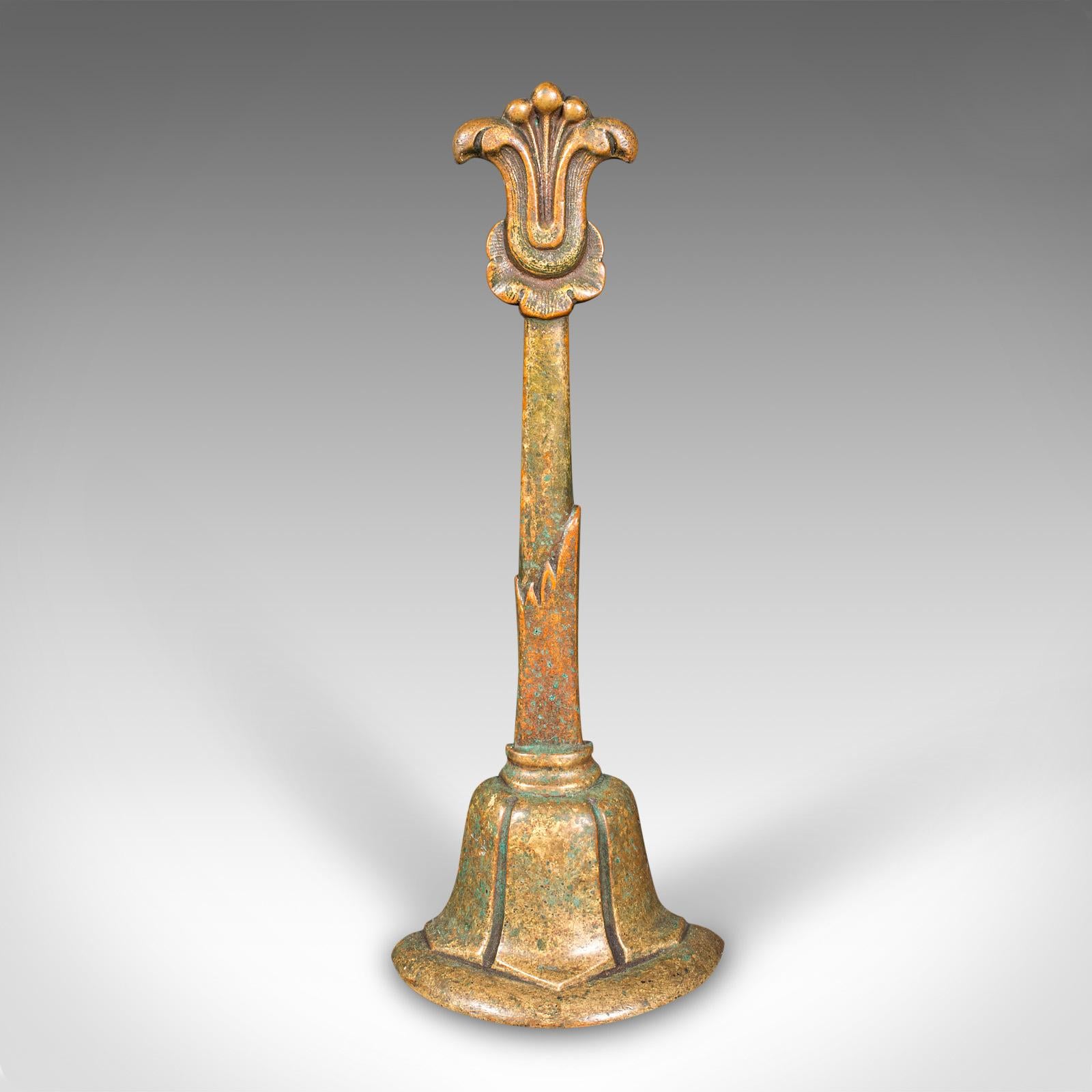 Dies ist ein charmanter antiker dekorativer Türstopper. Ein niederländischer Türsteher aus Messing und Blei aus der georgianischen Zeit um 1800. Dieser elegante, wunderbar verzierte und angenehm gewichtete Türwächter ist eine schöne Ergänzung für