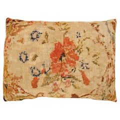 Coussin décoratif anglais ancien en tapisserie à l'aiguille avec éléments floraux