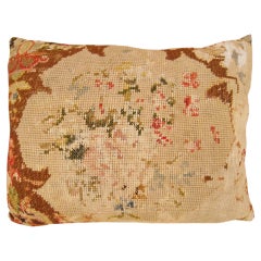 Coussin décoratif anglais ancien en tapisserie à l'aiguille avec éléments floraux