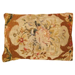 Coussin décoratif anglais ancien en tapisserie à l'aiguille avec éléments floraux