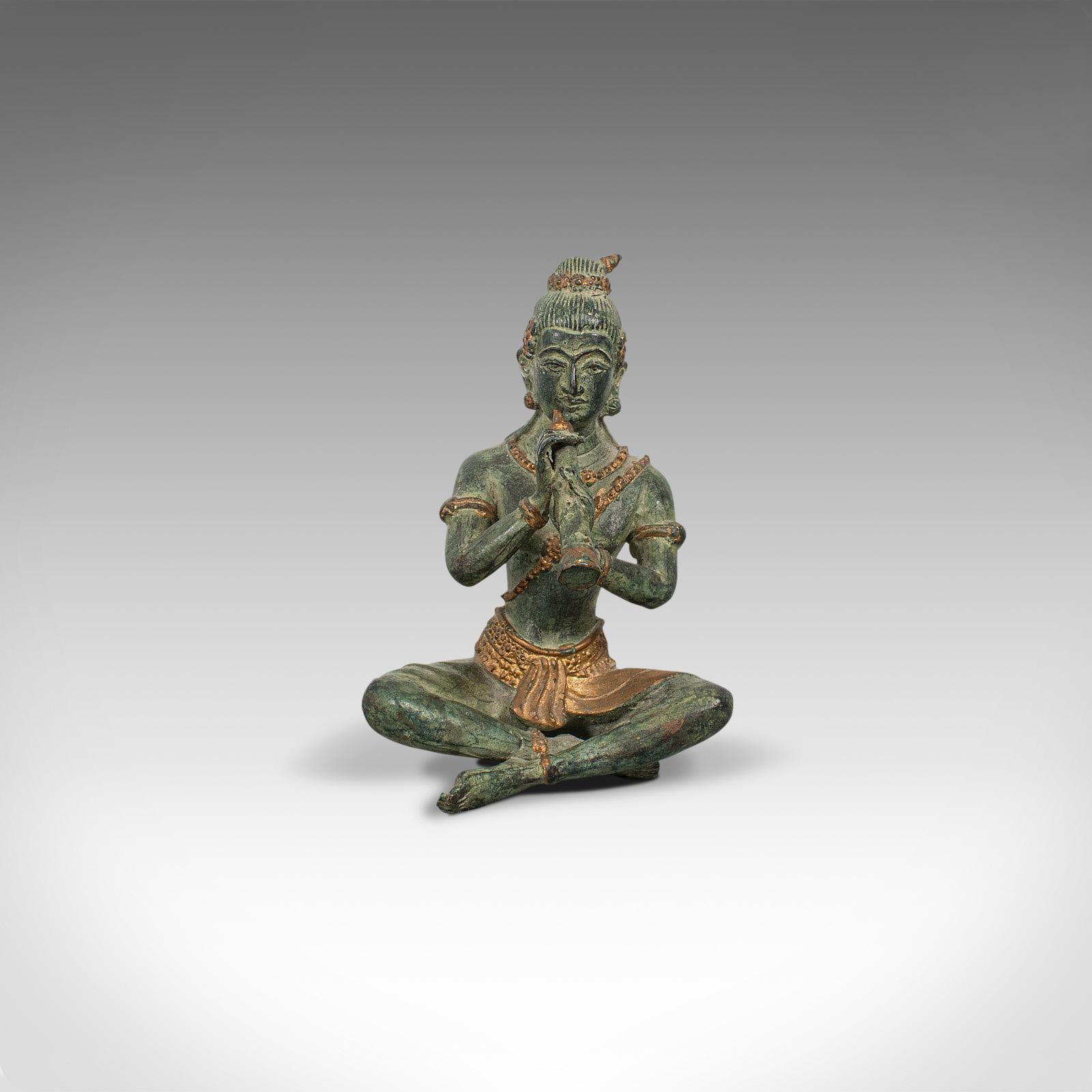 Il s'agit d'une figure décorative ancienne. Statue ou étude orientale en bronze représentant un musicien, datant de la fin du XIXe siècle, vers 1900.

Diminutif et superbement patiné
Patine d'ancienneté souhaitable - très bon état