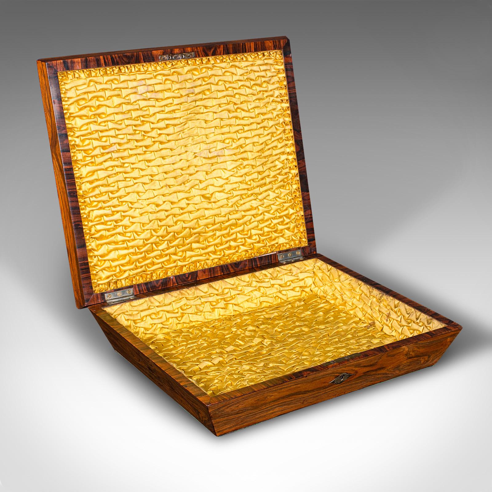 Dies ist eine antike, dekorative Schmuckdose. Eine englische Schmuckschatulle aus Rosenholz und Seidenbaumwolle aus der späten Regency-Periode, ca. 1830.

Kräftige Erinnerungsbox mit auffälligem Futter aus Seidenbaumwolle
Zeigt eine wünschenswerte