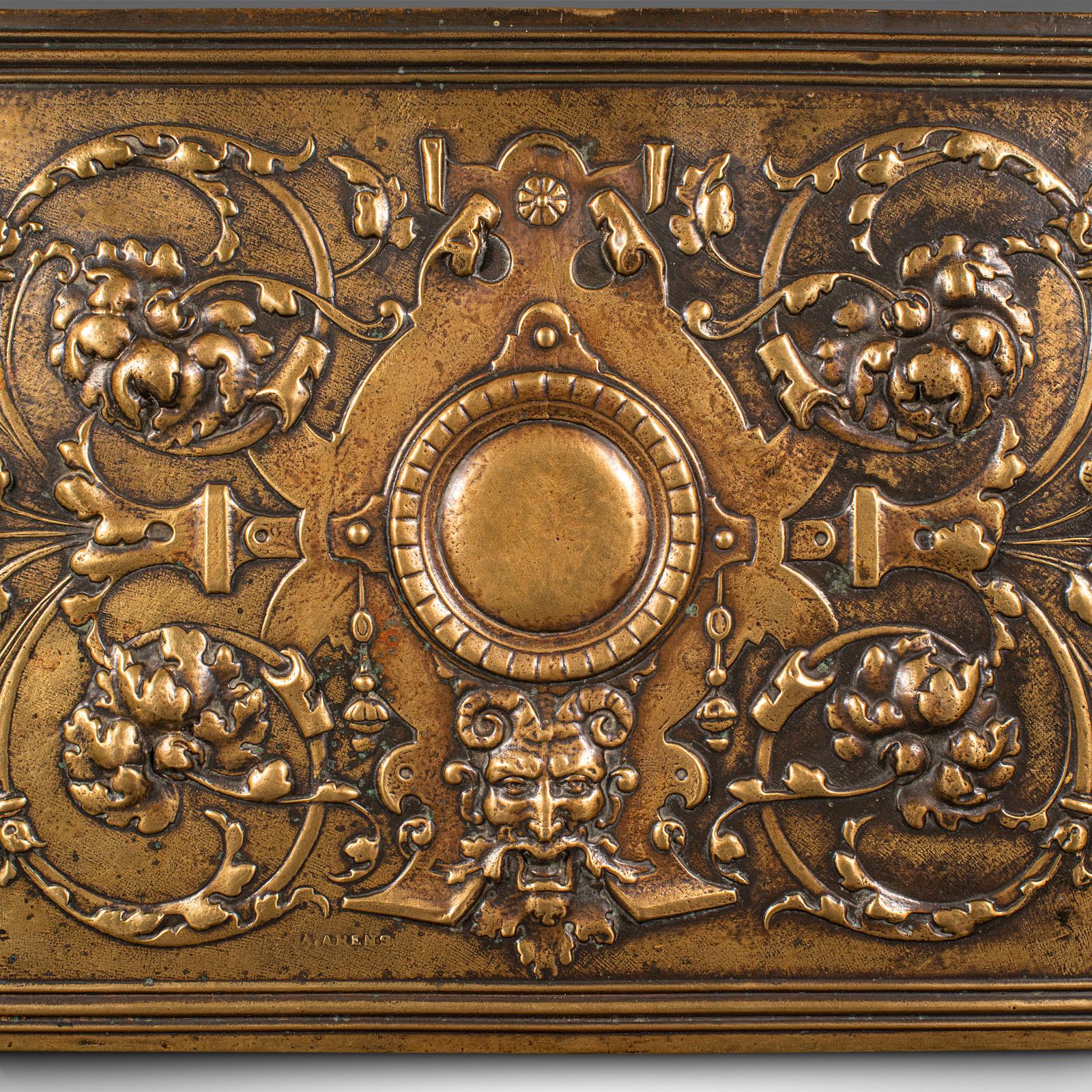 Antigua Tienda Decorativa Junto al Fuego, Belga, Latón, Leñera, Carbonera, Finales de la Época Victoriana en venta 7