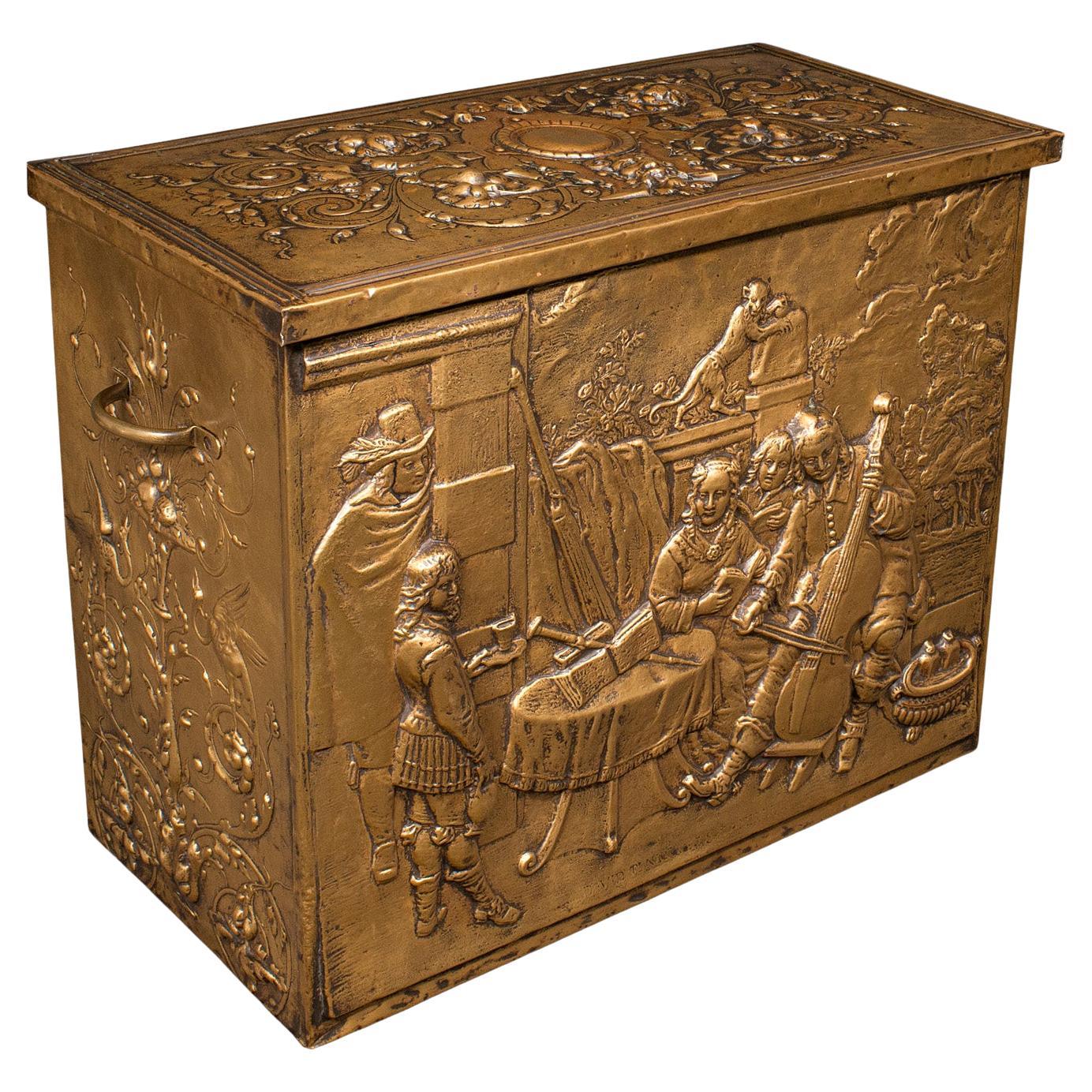 Antigua Tienda Decorativa Junto al Fuego, Belga, Latón, Leñera, Carbonera, Finales de la Época Victoriana en venta