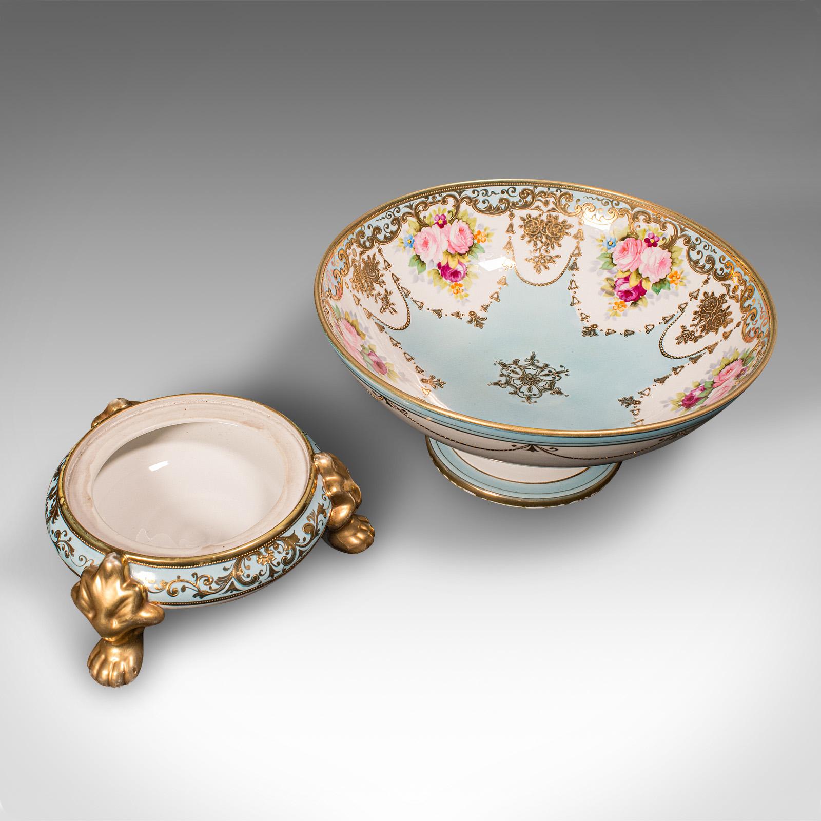 
Dies ist eine antike dekorative Schale mit Fuß. Japanische, zweiteilige Servierplatte aus Keramik von Noritake, aus dem frühen 20. Jahrhundert, um 1920.

Fröhlich dekorative Schale mit ansprechender Farbe und Form
Zeigt eine wünschenswerte