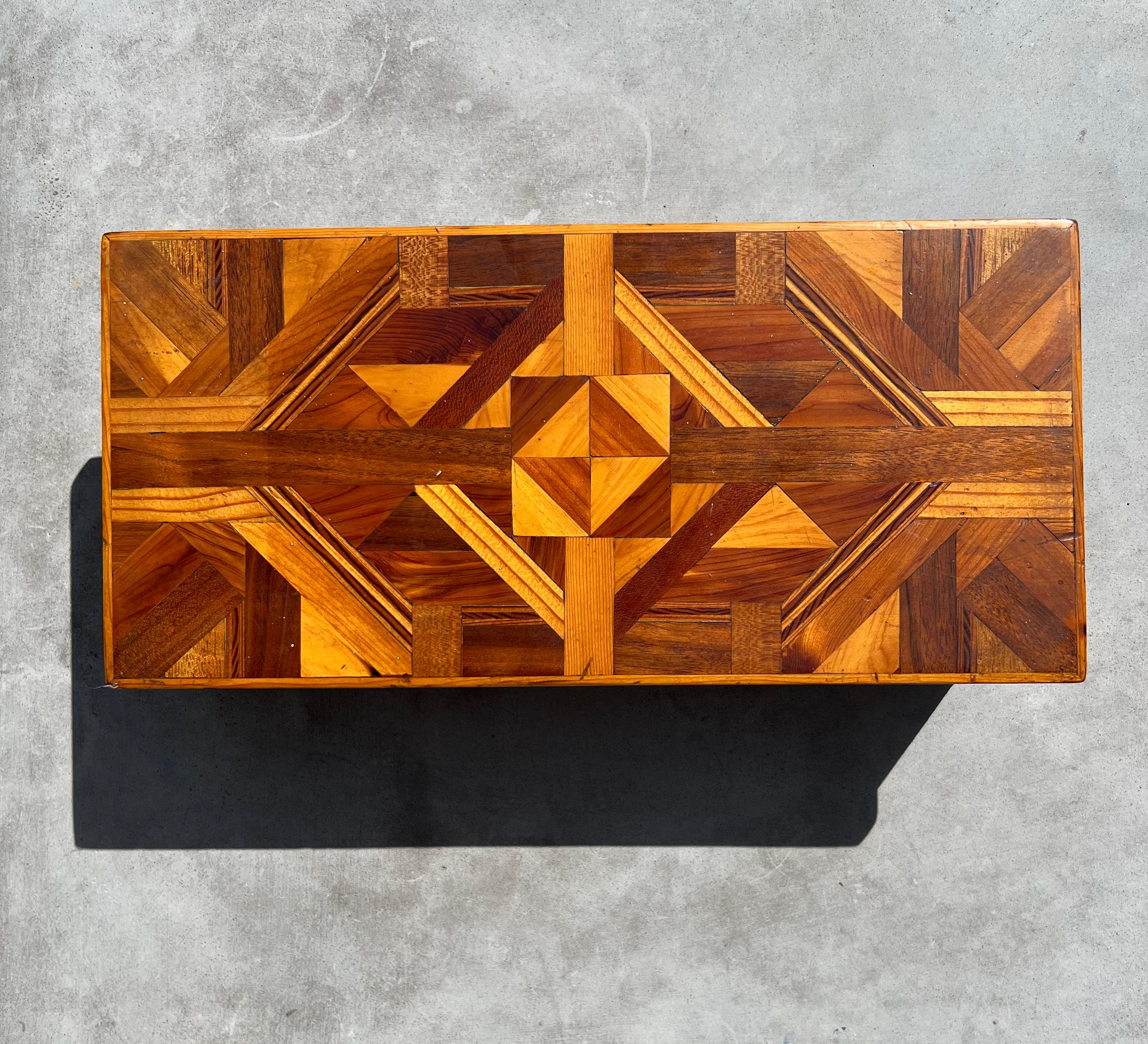 An American craftsman / Art Deco Frank / Lloyd Wright style jewelry box with burl patchwork motif, circa 1930s. Signs of age include minor scuffing and some nicks to the upper inside of lid, but no structural damage. The upper shelf of jewelry box