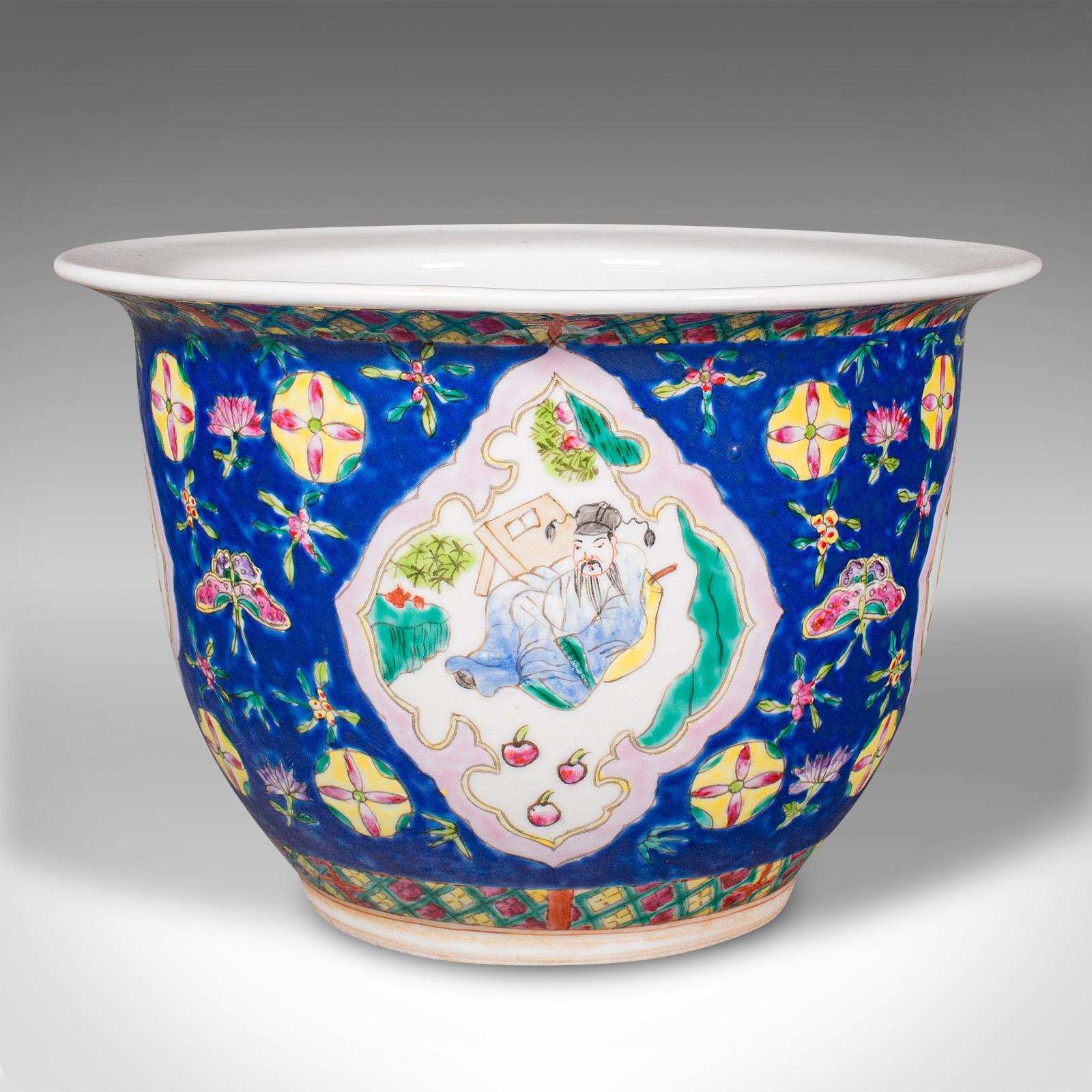 Dies ist eine antike dekorative Jardiniere. Ein chinesisches Pflanzgefäß aus Keramik aus der späten viktorianischen Zeit, um 1900.

Reizvolles dekoratives Interesse mit reicher Farbgebung und orientalischem Geschmack
Zeigt eine wünschenswerte