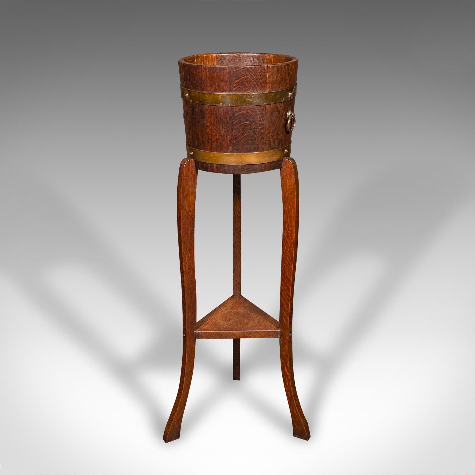 Il s'agit d'un ancien support de jardinière décoratif. Jardinière anglaise en chêne taillé, datant du début du 20e siècle, vers 1920.

Cet exquis porte-jardinière en chêne taillé de Lister Wood Craft est un exemple frappant de l'artisanat anglais