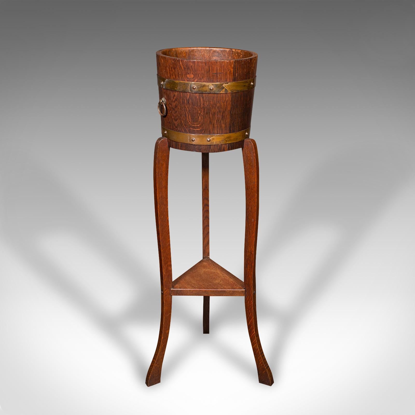 Britannique Ancien Stand de jardinière décorative, anglais, Oak Coopered, Planter, Circa 1920 en vente