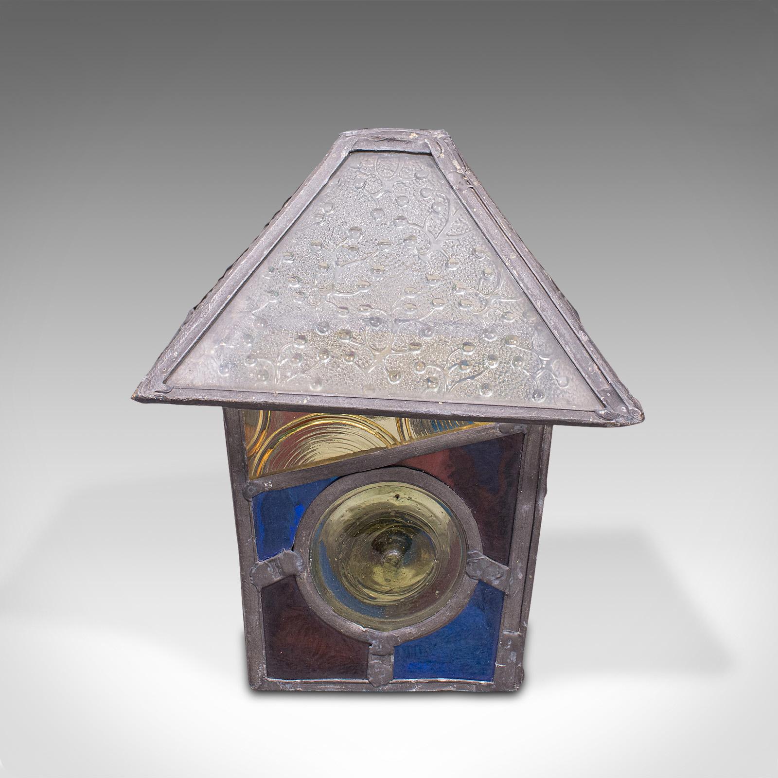 Dies ist eine antike dekorative Laternenhaube. Ein englischer Lampenschirm aus Buntglas und Blei, aus der viktorianischen Zeit, um 1900.

Wunderschöne Farbe und zeitgemäßes Aussehen
Zeigt eine wünschenswerte gealterte Patina und in gutem