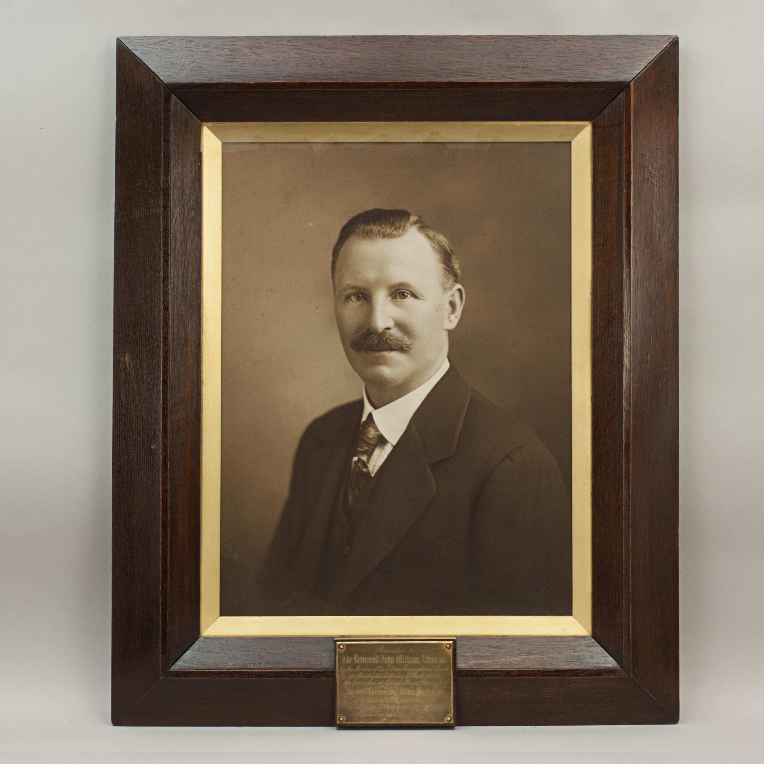Antiguo retrato de caballero con marco decorativo de roble en venta 5