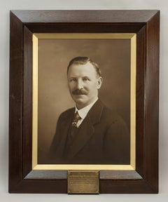 Antiguo retrato de caballero con marco decorativo de roble