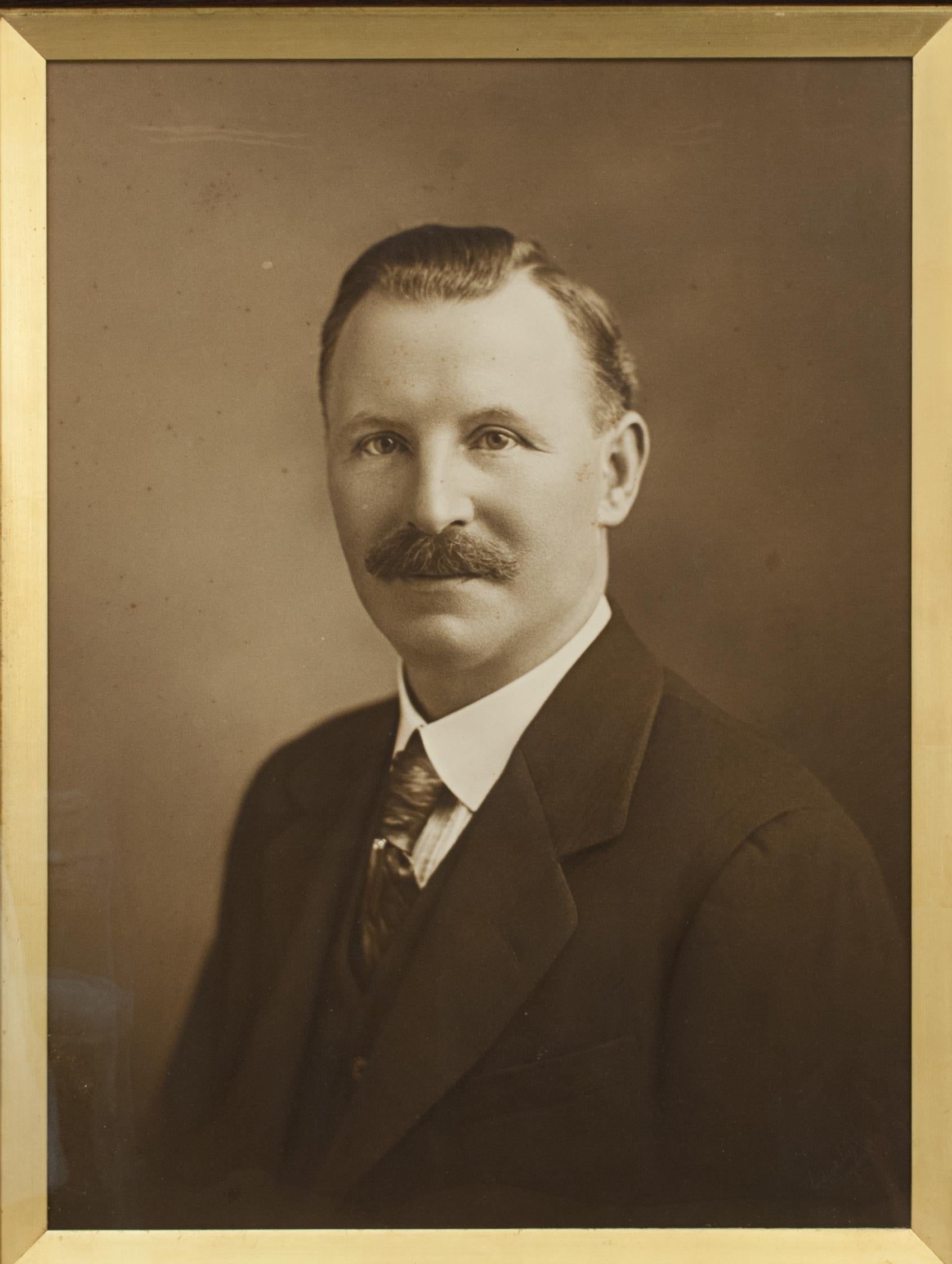 Antiguo retrato de caballero con marco decorativo de roble Británico en venta
