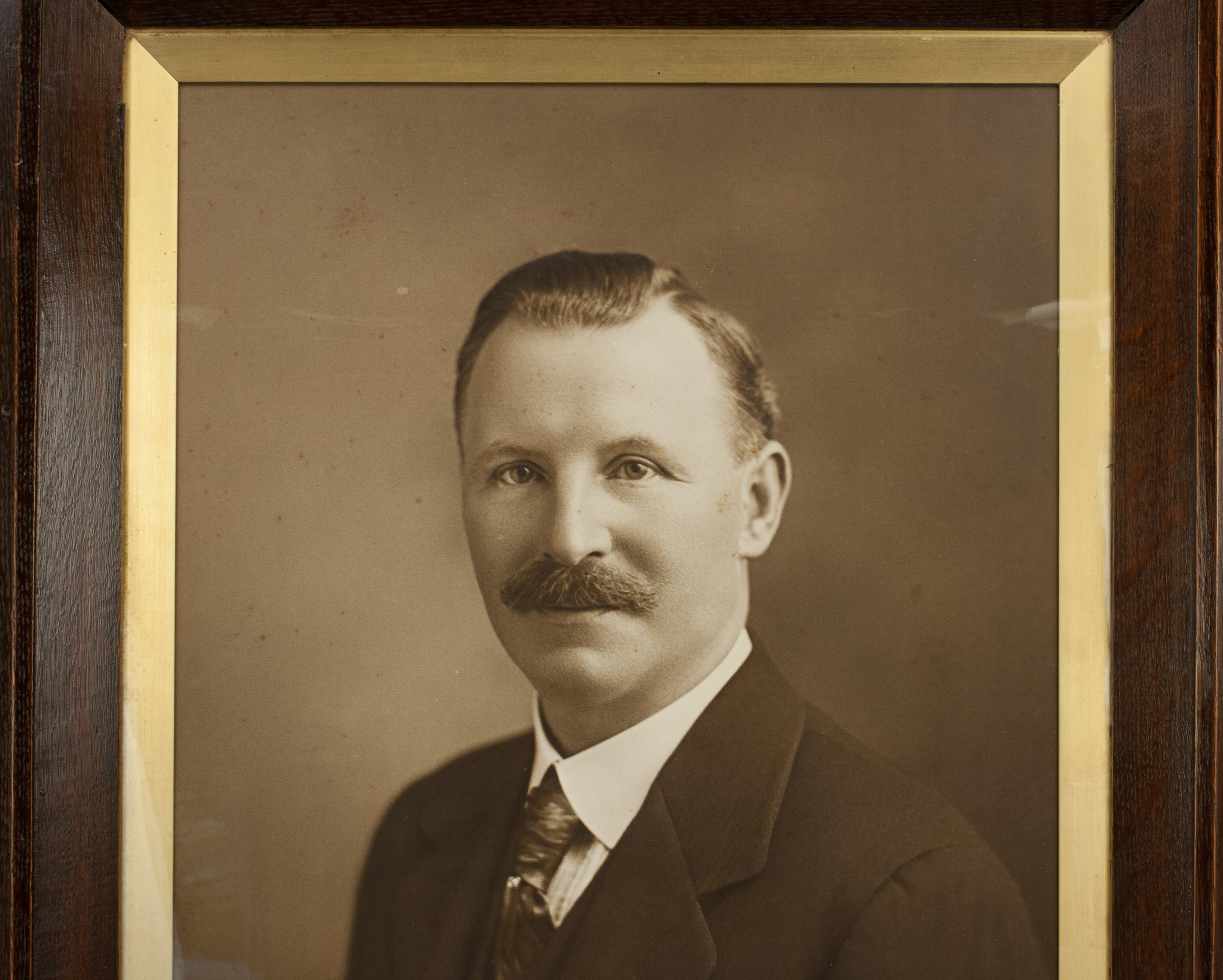 Antiguo retrato de caballero con marco decorativo de roble en venta 3