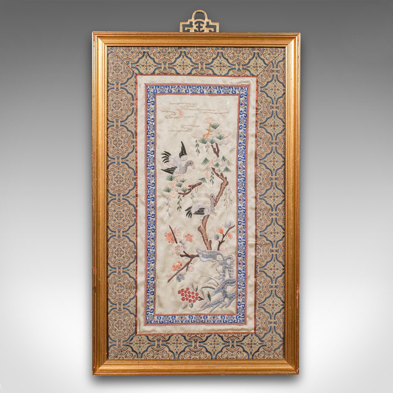 Il s'agit d'un panneau décoratif ancien. Broderie japonaise en soie et coton encadrée, datant de la fin de la période victorienne, vers 1900.

Séduisante œuvre en soie, encadrée pour être présentée sur votre mur
Présentant une patine d'ancienneté