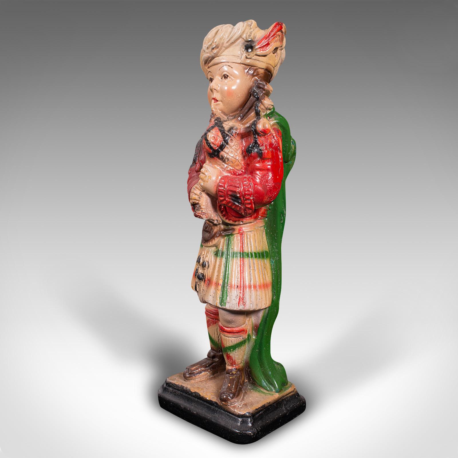 Écossais Statue écossaise ancienne décorative Piper Figure, d'après les gardes écossaises, victorienne en vente