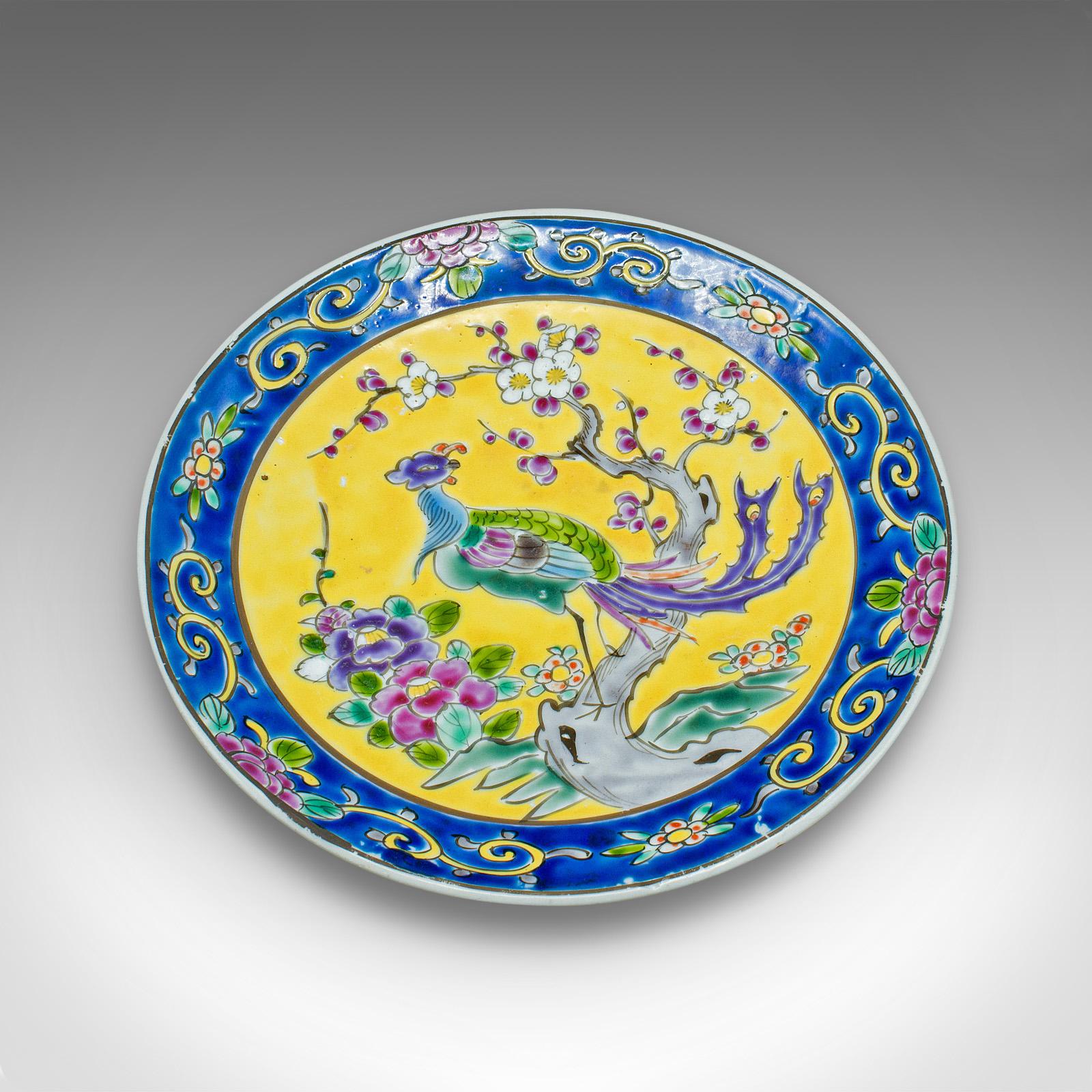 Il s'agit d'une plaque décorative ancienne. Assiette de présentation chinoise en céramique au goût de la Famille Jaune, datant de la fin de la période victorienne, vers 1900.

Plaque d'exposition jaune et bleu cobalt de grande qualité
Présentant