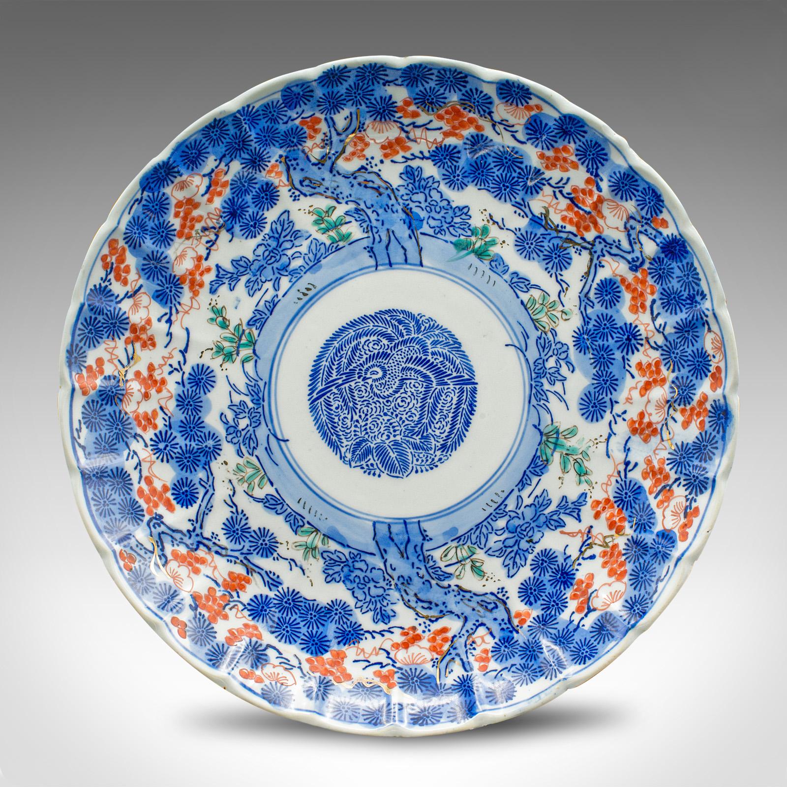 Il s'agit d'une plaque décorative ancienne. Un plat de service japonais en céramique au goût bleu Imari, datant de la fin de la période victorienne, vers 1900.

Assiette de service très décorative avec des motifs attrayants
Présente une patine
