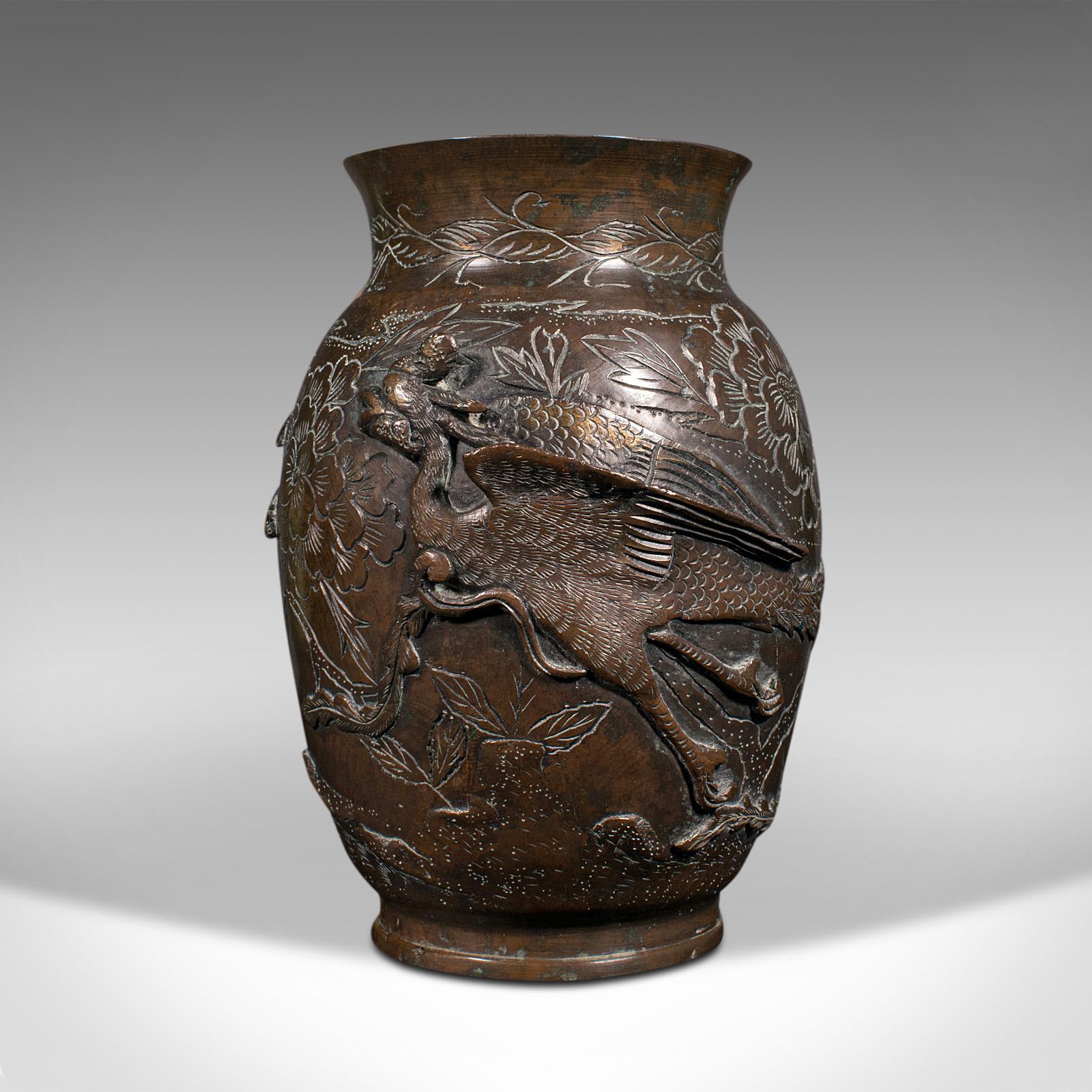 Il s'agit d'un ancien vase décoratif à bouquets. Une urne japonaise en bronze de la période Meiji, datant de la fin du XIXe siècle, vers 1900.

Orné de superbes figures d'oiseaux en relief sur une merveilleuse forme de bulbe.
Présente une patine