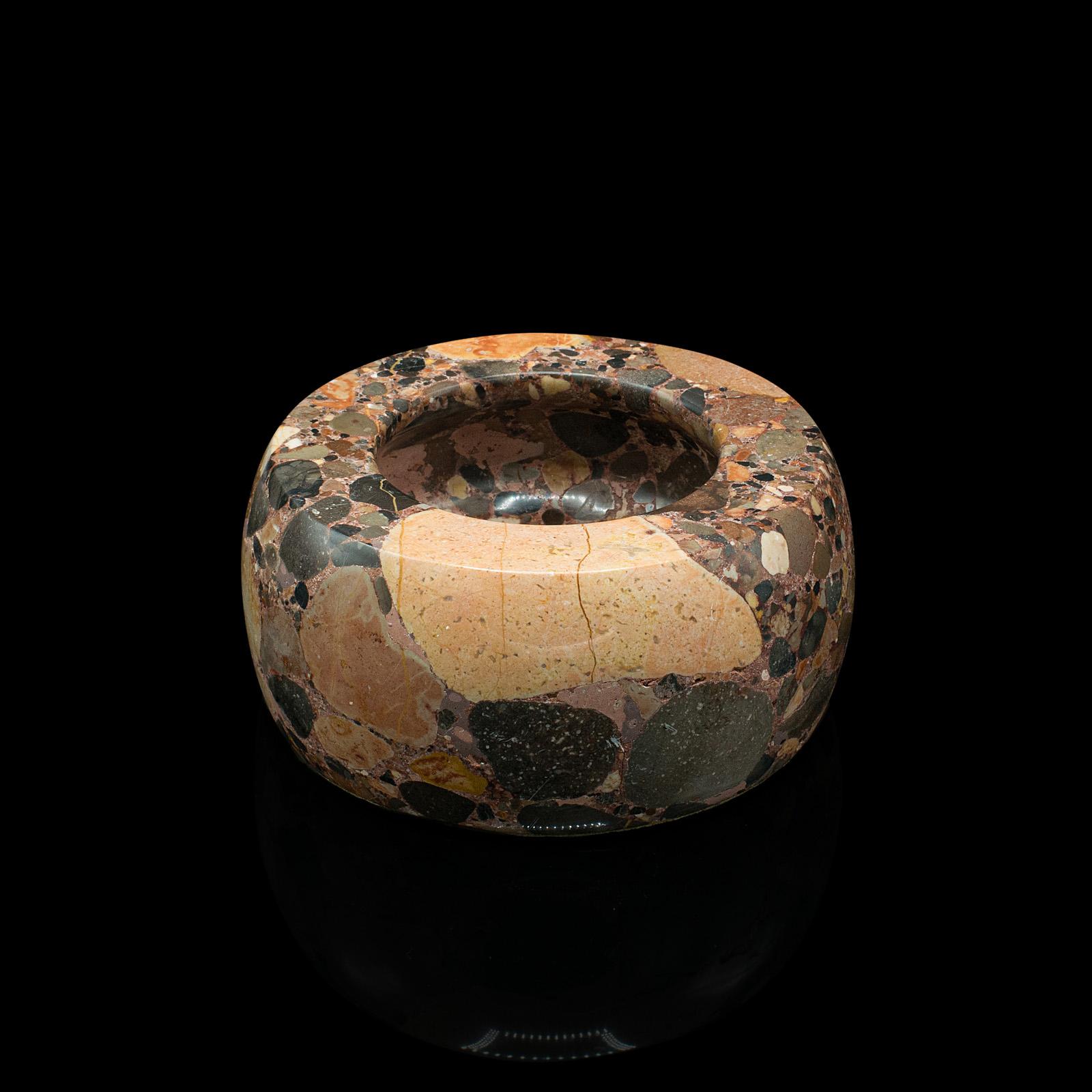 Dies ist eine antike dekorative Potpourri-Schale. Eine englische Schale aus poliertem Granit, aus dem frühen 20. Jahrhundert, um 1920.

Hervorragende Haptik und eine ansprechende polierte Oberfläche
Zeigt eine wünschenswerte gealterte Patina und