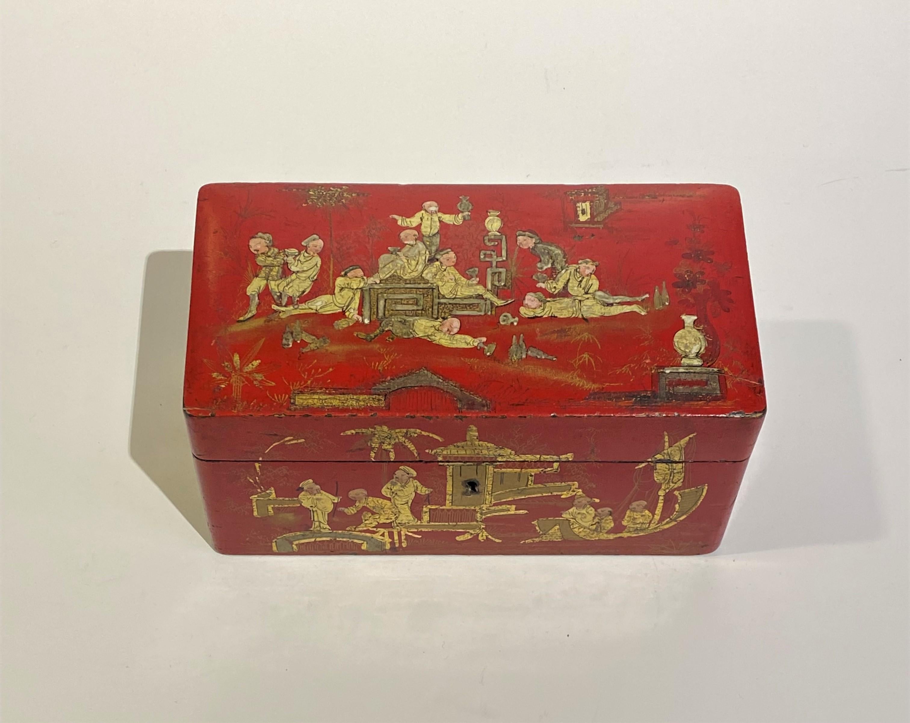 Caja decorativa china antigua muy atractiva, lacada en rojo, con decoración dorada pintada a mano y tapa levadiza. Decorado por todos los lados.
