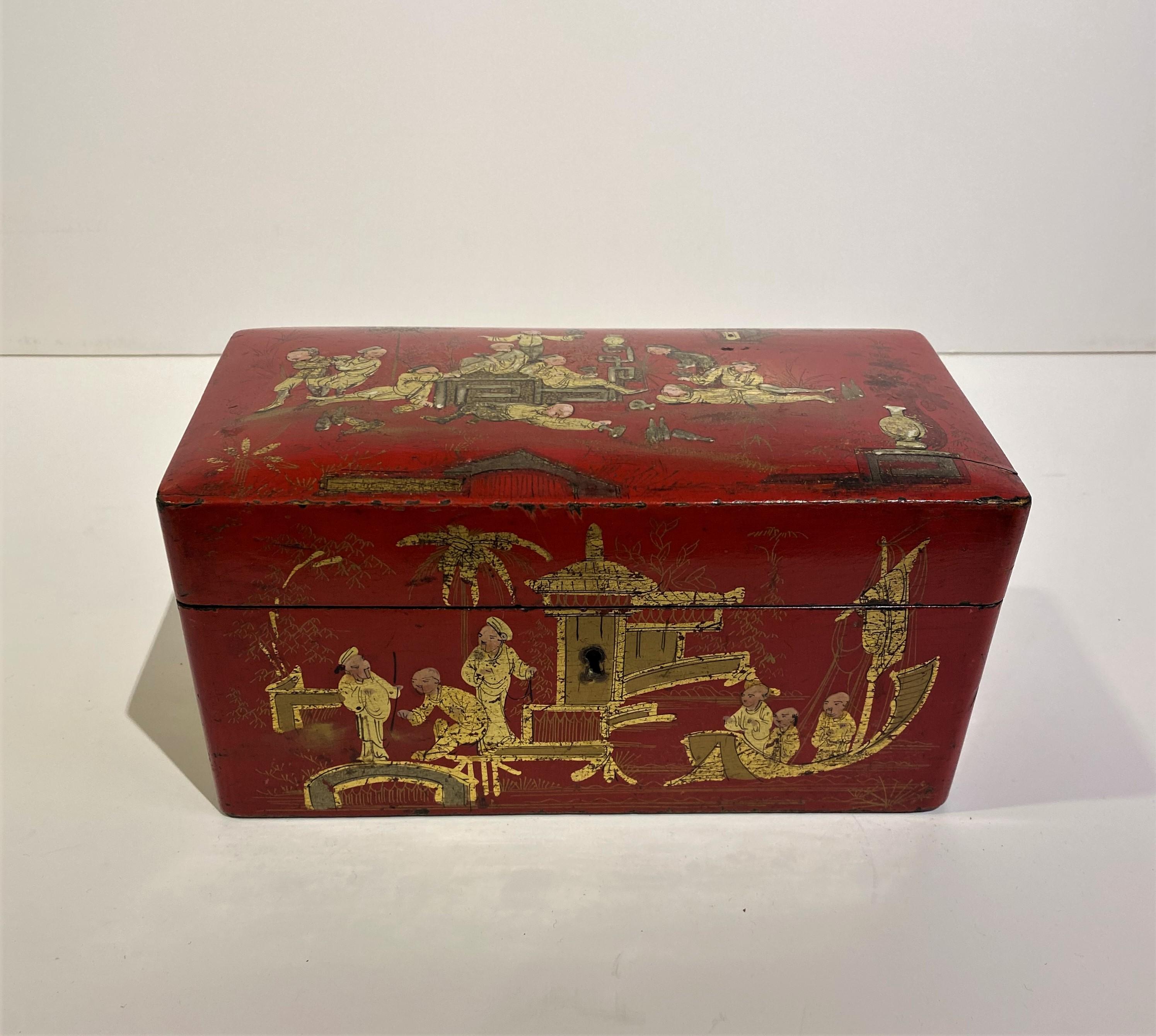 Antigua caja china decorativa lacada en rojo con tapa elevable Lacado en venta