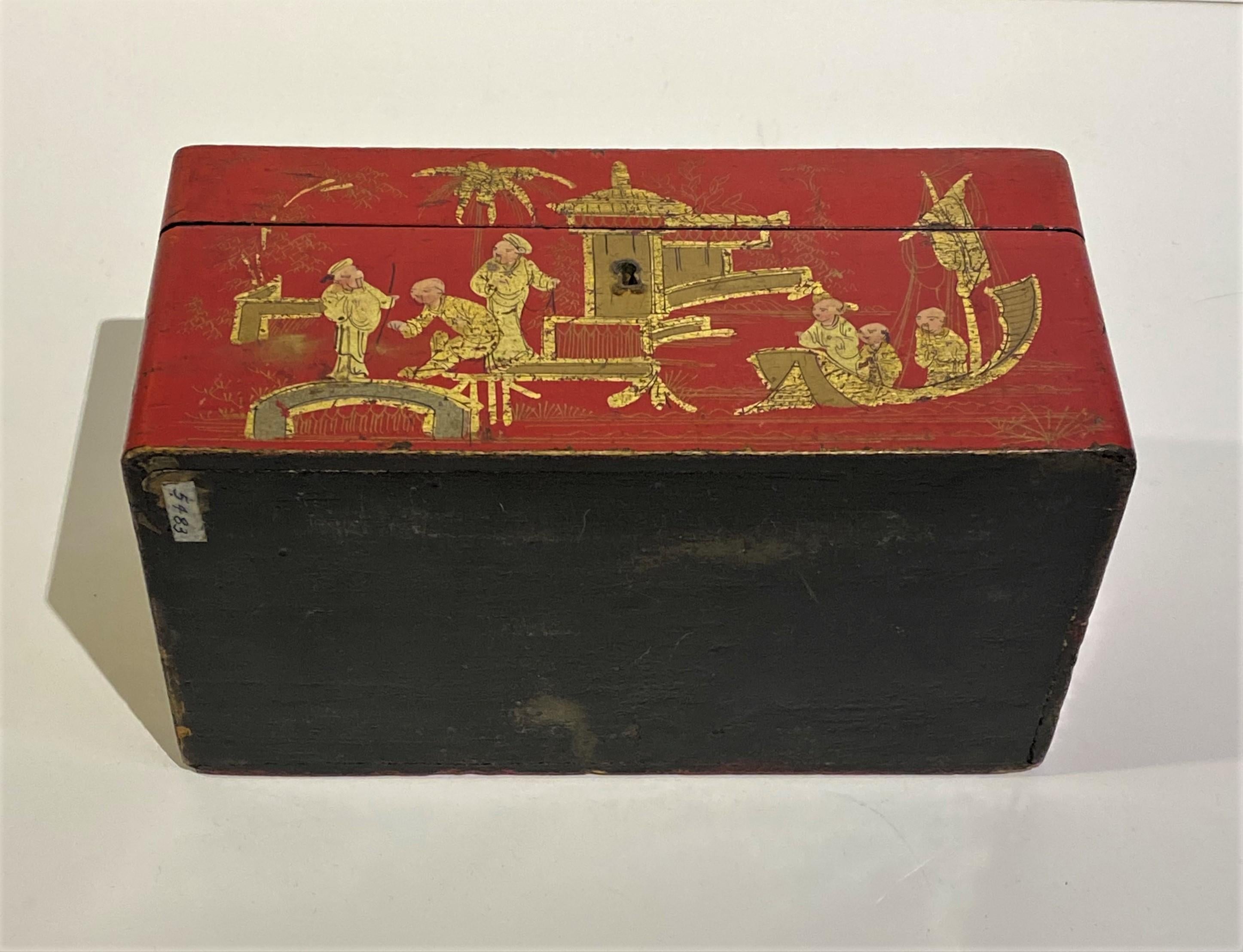 Antigua caja china decorativa lacada en rojo con tapa elevable en Bueno estado para la venta en North Salem, NY