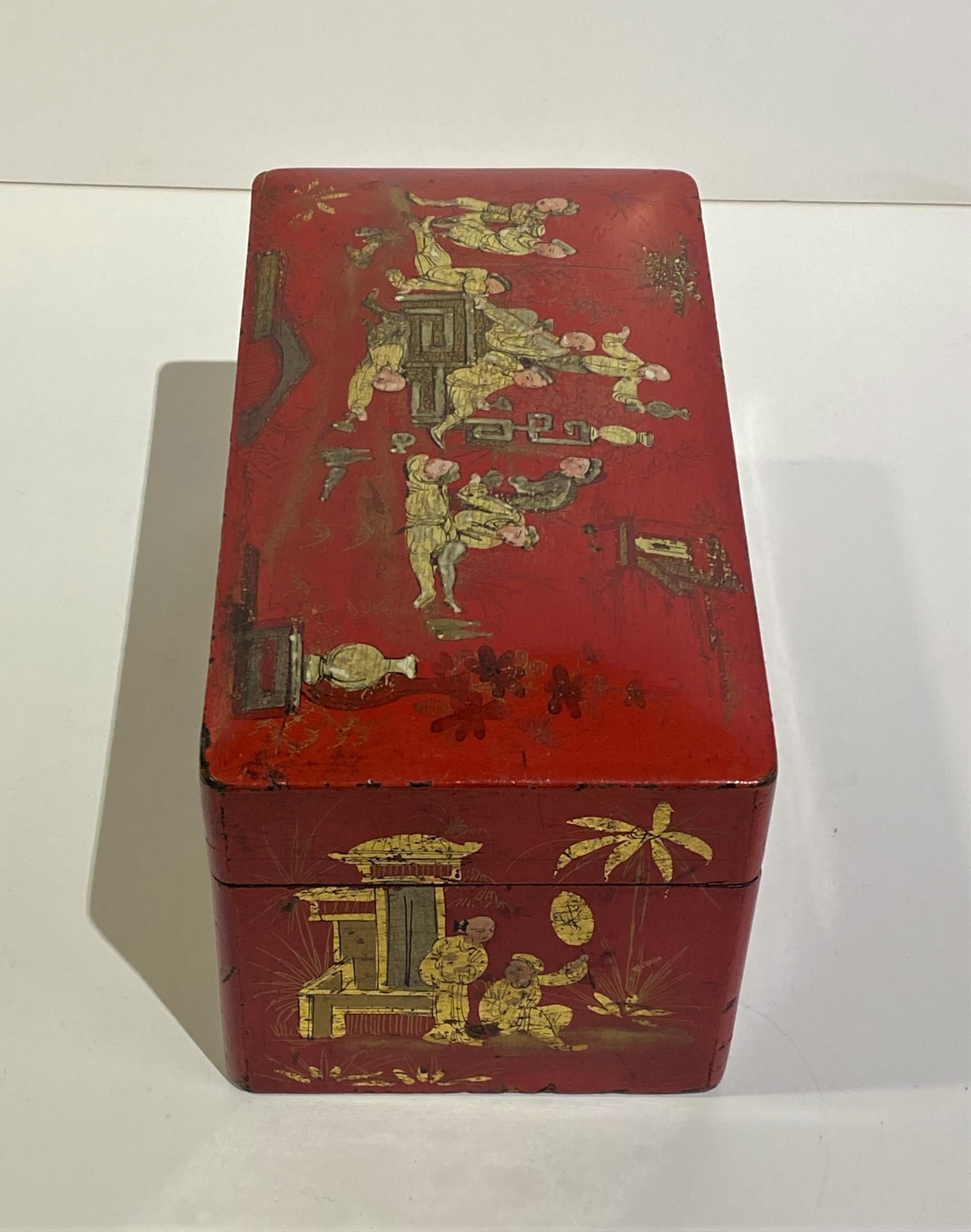 Antigua caja china decorativa lacada en rojo con tapa elevable siglo XIX en venta