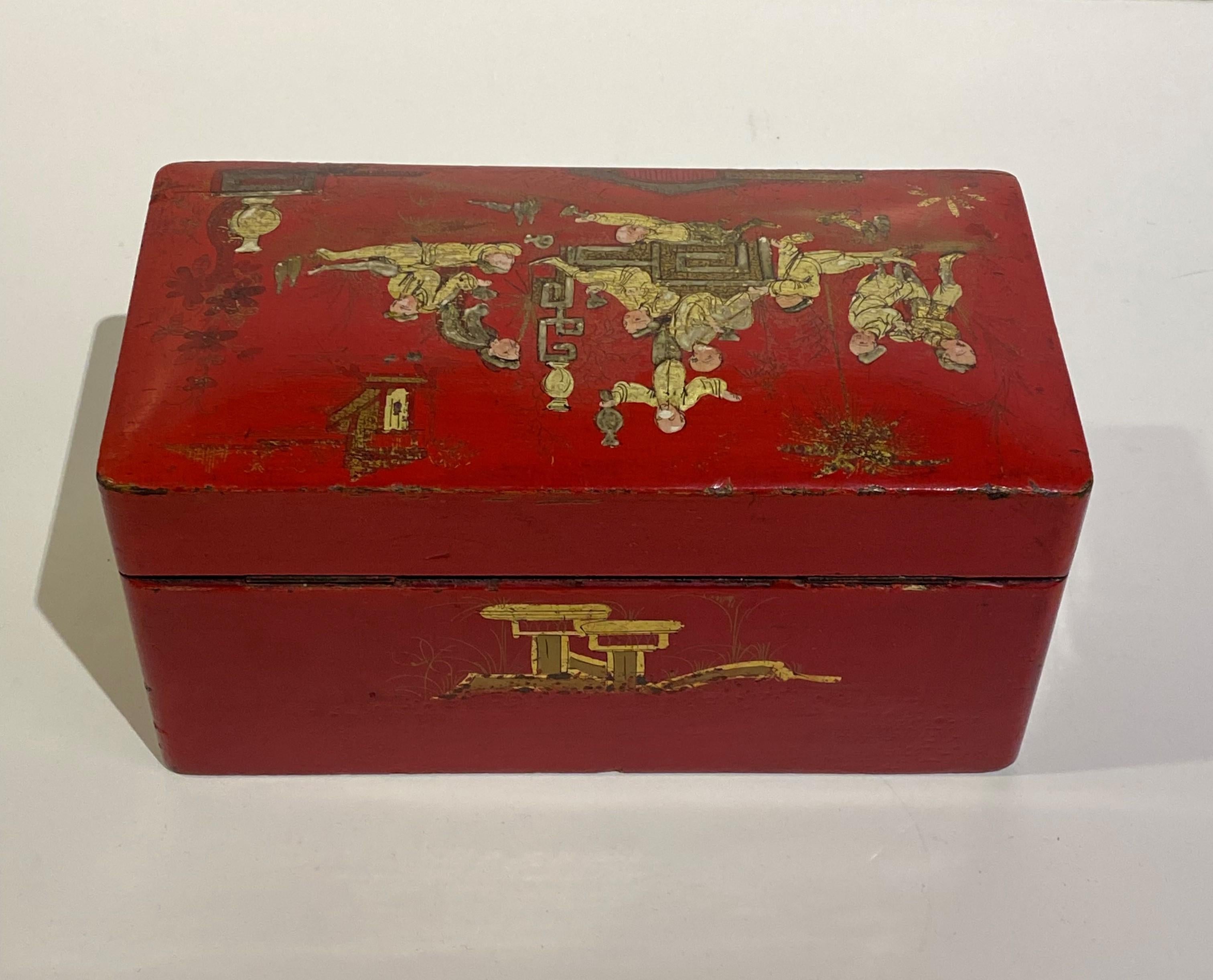 Antigua caja china decorativa lacada en rojo con tapa elevable Madera en venta