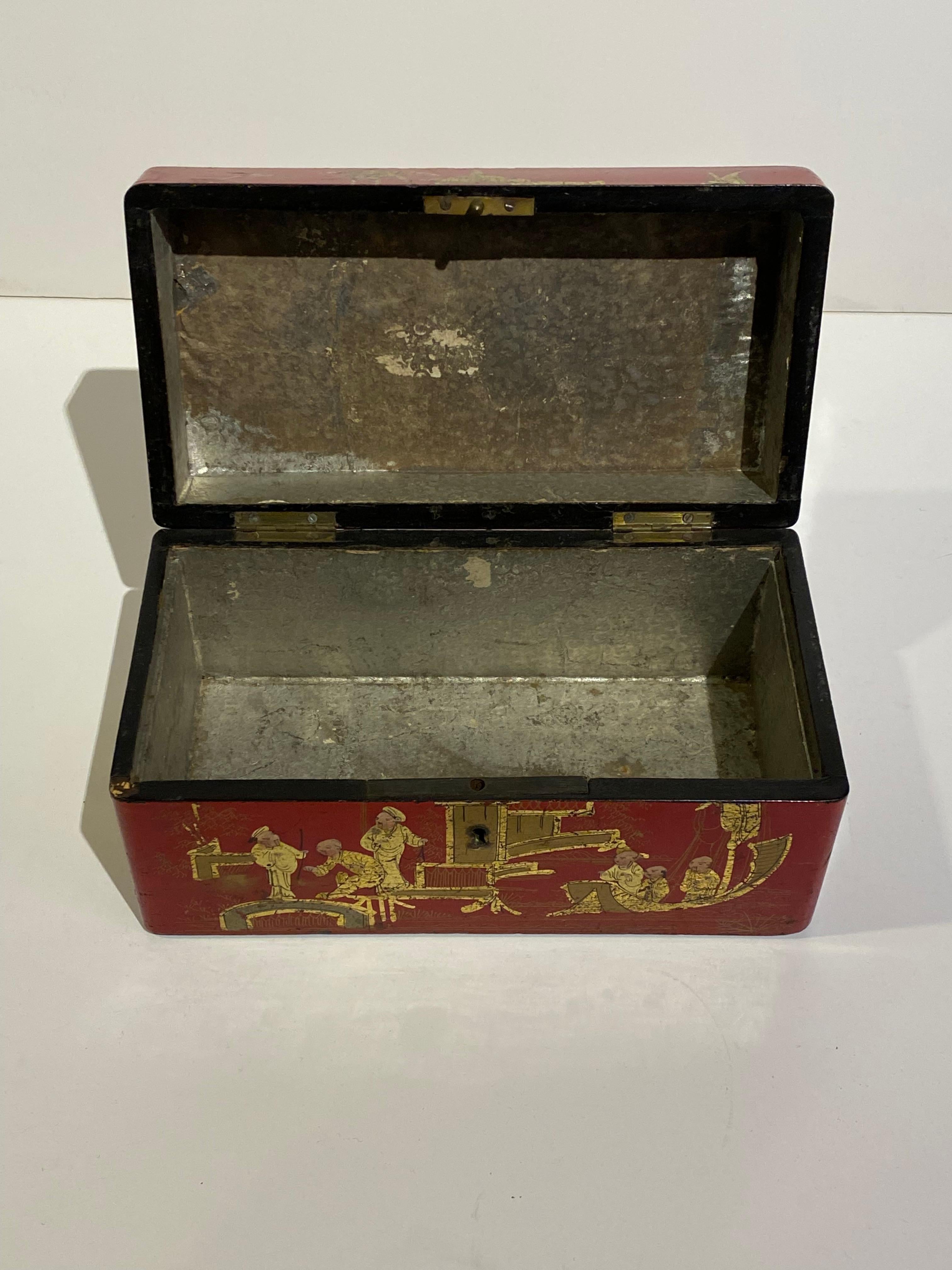 Antigua caja china decorativa lacada en rojo con tapa elevable en venta 1