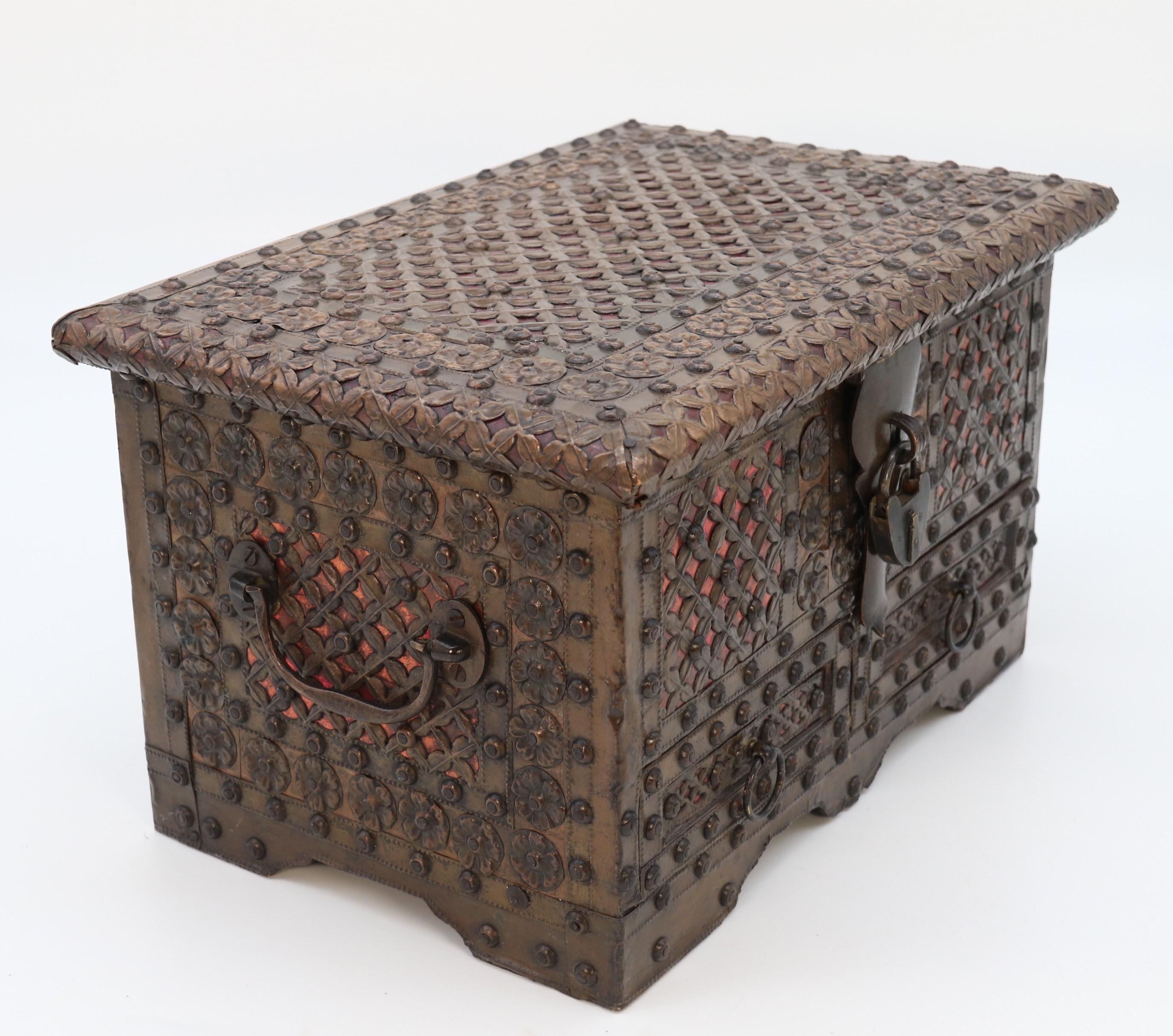 Petit coffre ou coffre décoratif Zanzibar ancien monté en laiton et cuivre en vente 2