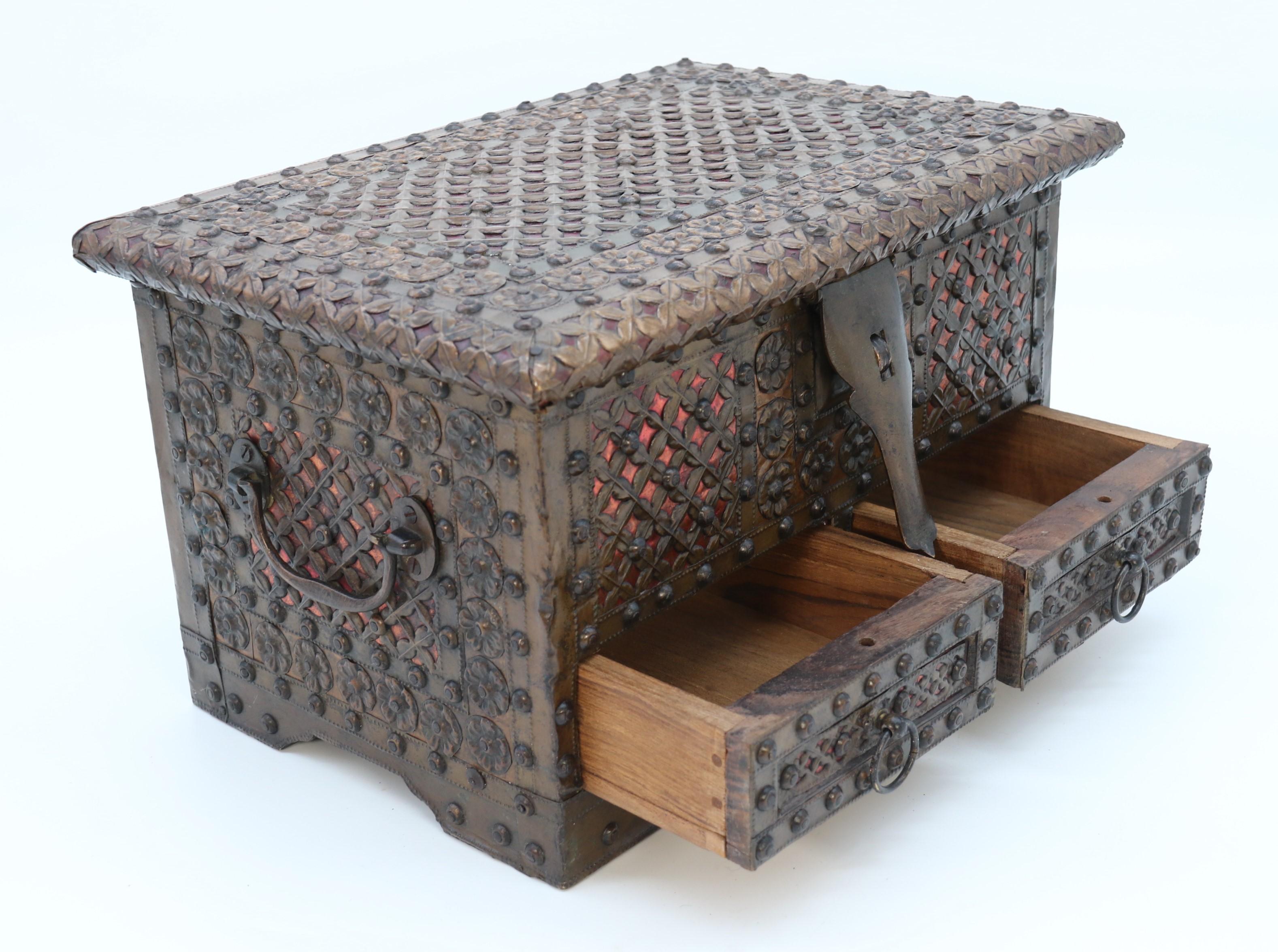 Petit coffre ou coffre décoratif Zanzibar ancien monté en laiton et cuivre en vente 9