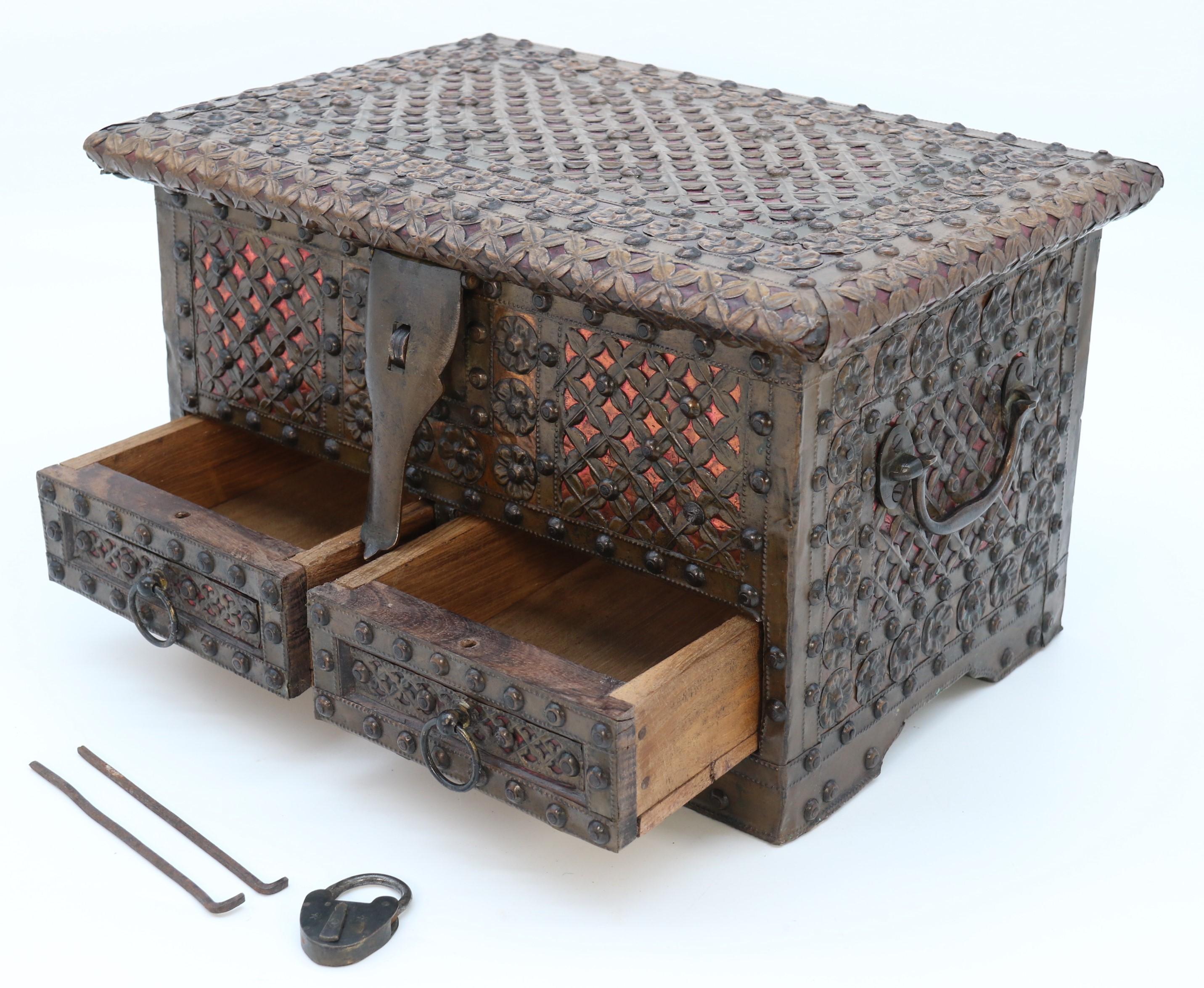 Petit coffre ou coffre décoratif Zanzibar ancien monté en laiton et cuivre en vente 10