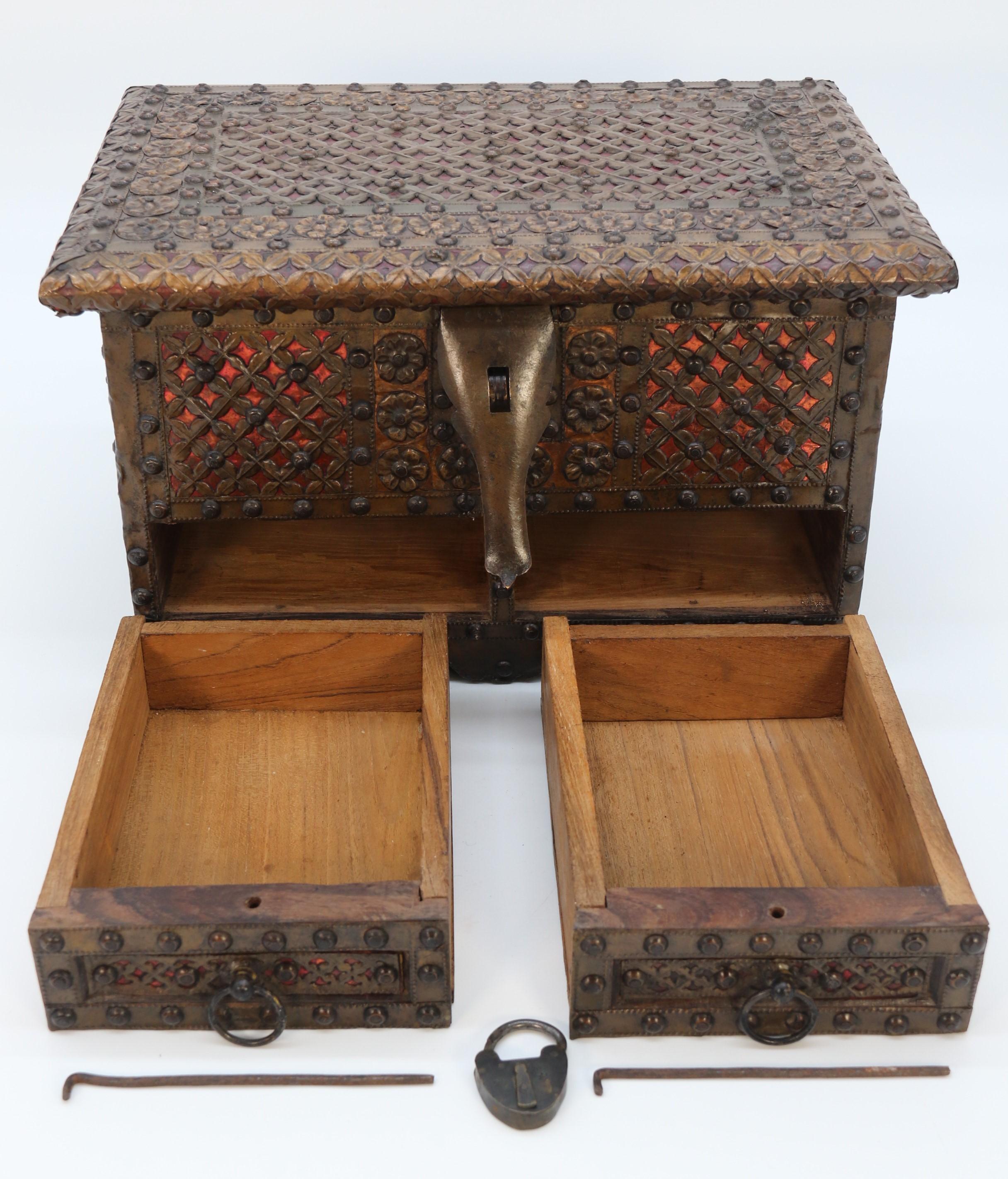 Petit coffre ou coffre décoratif Zanzibar ancien monté en laiton et cuivre en vente 11