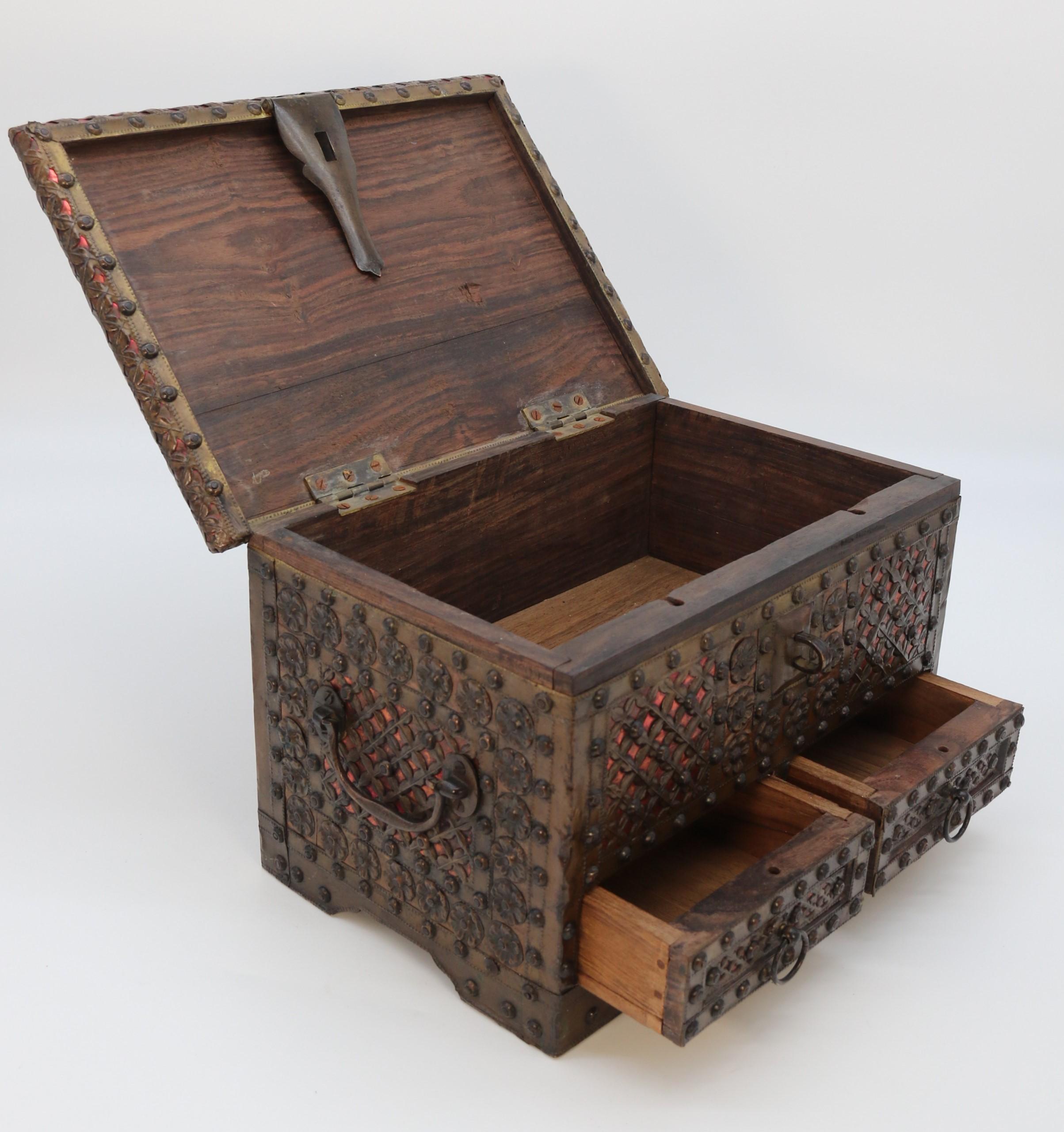 Antike dekorative kleine Zanzibar-Kommode oder Schrank aus Messing und Kupfer, montiert im Angebot 13
