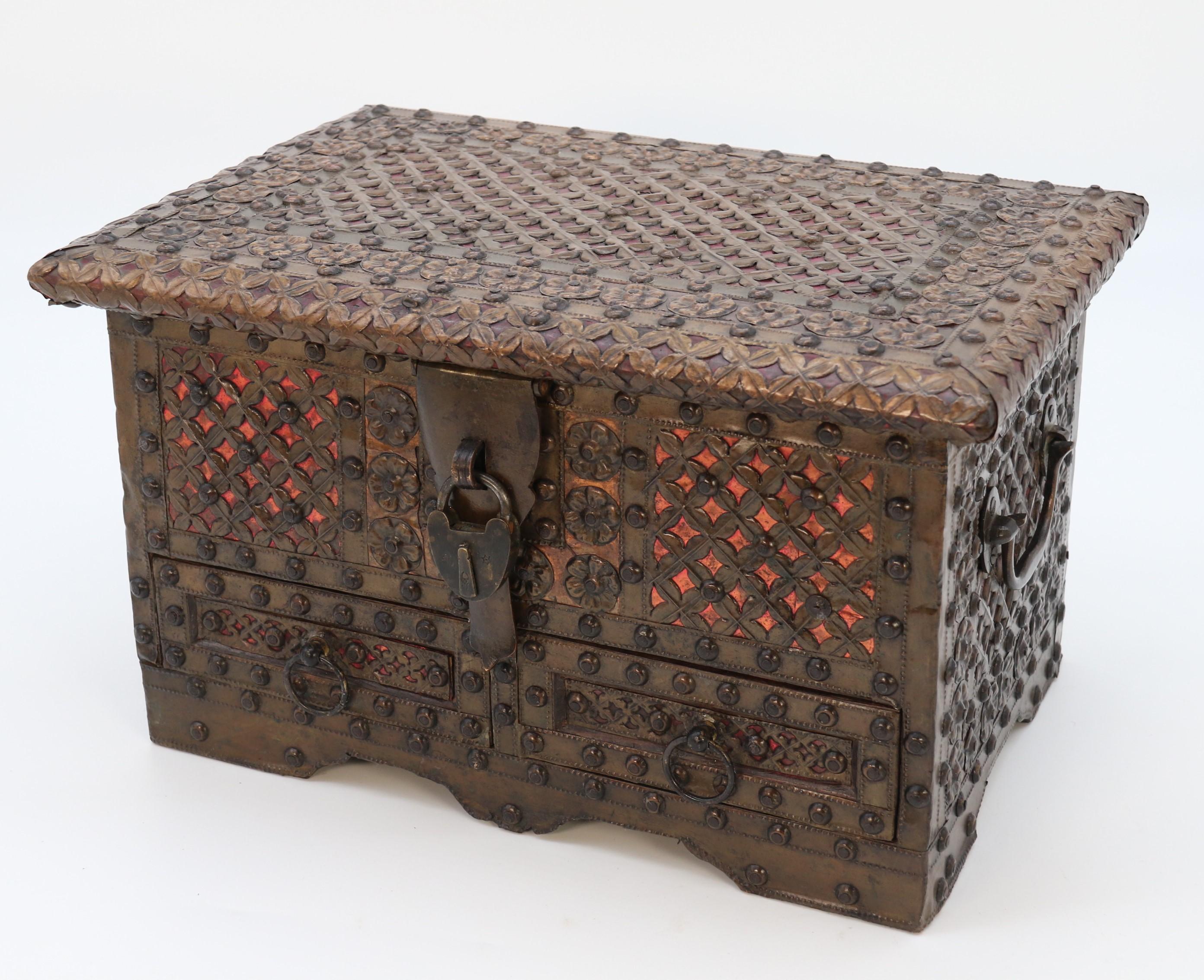 Début de l'époque victorienne Petit coffre ou coffre décoratif Zanzibar ancien monté en laiton et cuivre en vente