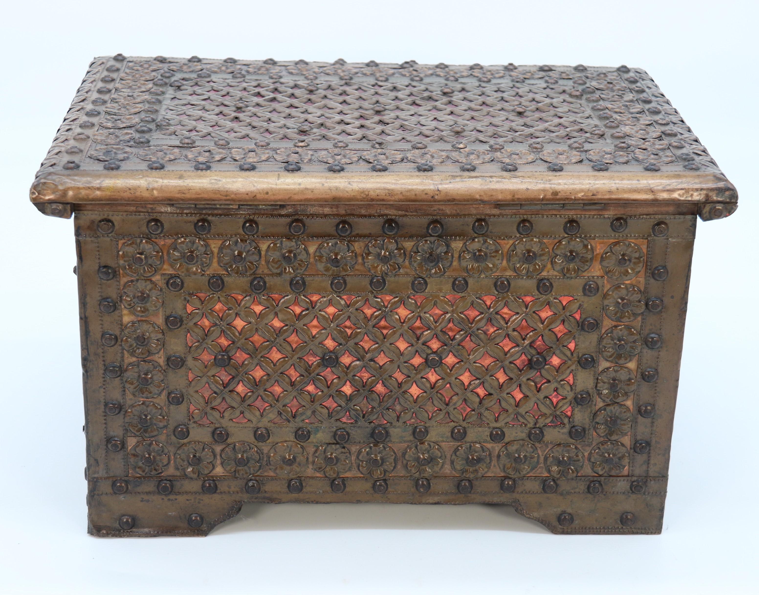 20ième siècle Petit coffre ou coffre décoratif Zanzibar ancien monté en laiton et cuivre en vente