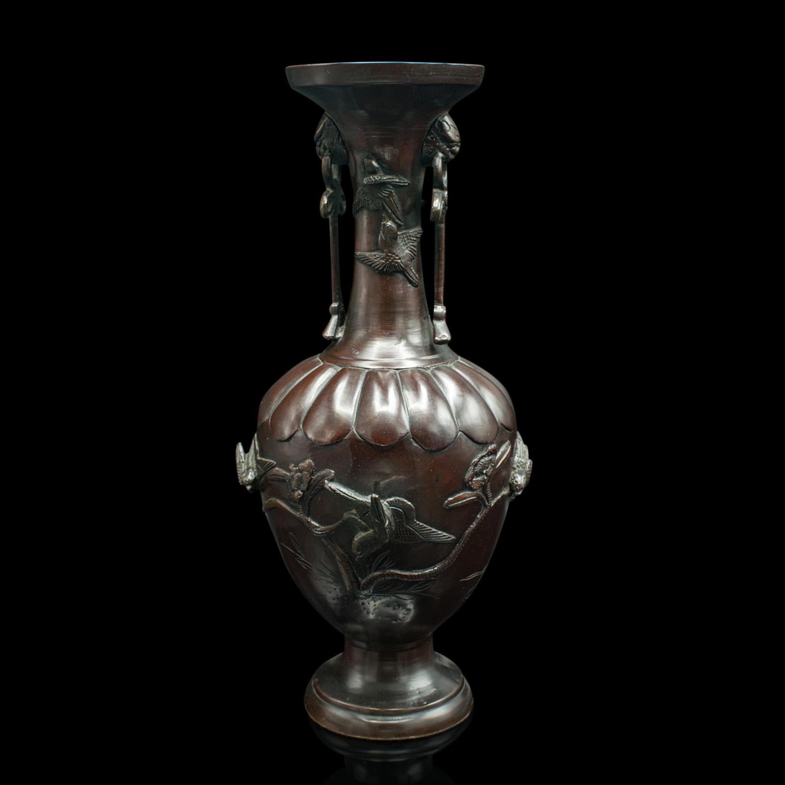 Giapponese Antico vaso decorativo a stelo, giapponese, bronzo, urna Meiji, vittoriano, Circa 1880 in vendita