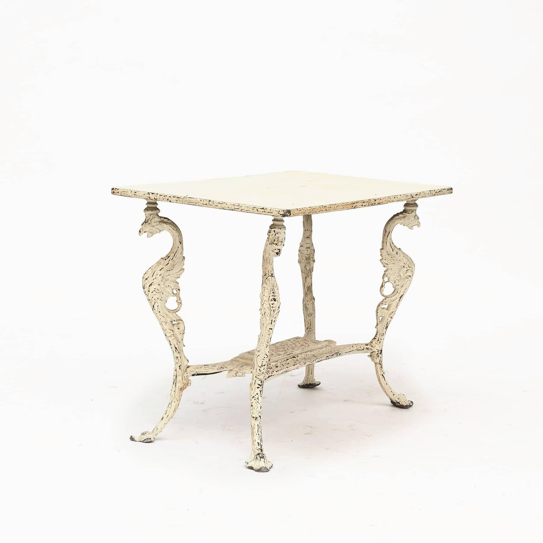 Dekorativer schwedischer Gusseisen-Gartentisch. C 1860-1880
Bemalte Beine in Form von Greifen.
In dekorativem Stil und hoher Qualität hergestellt.

