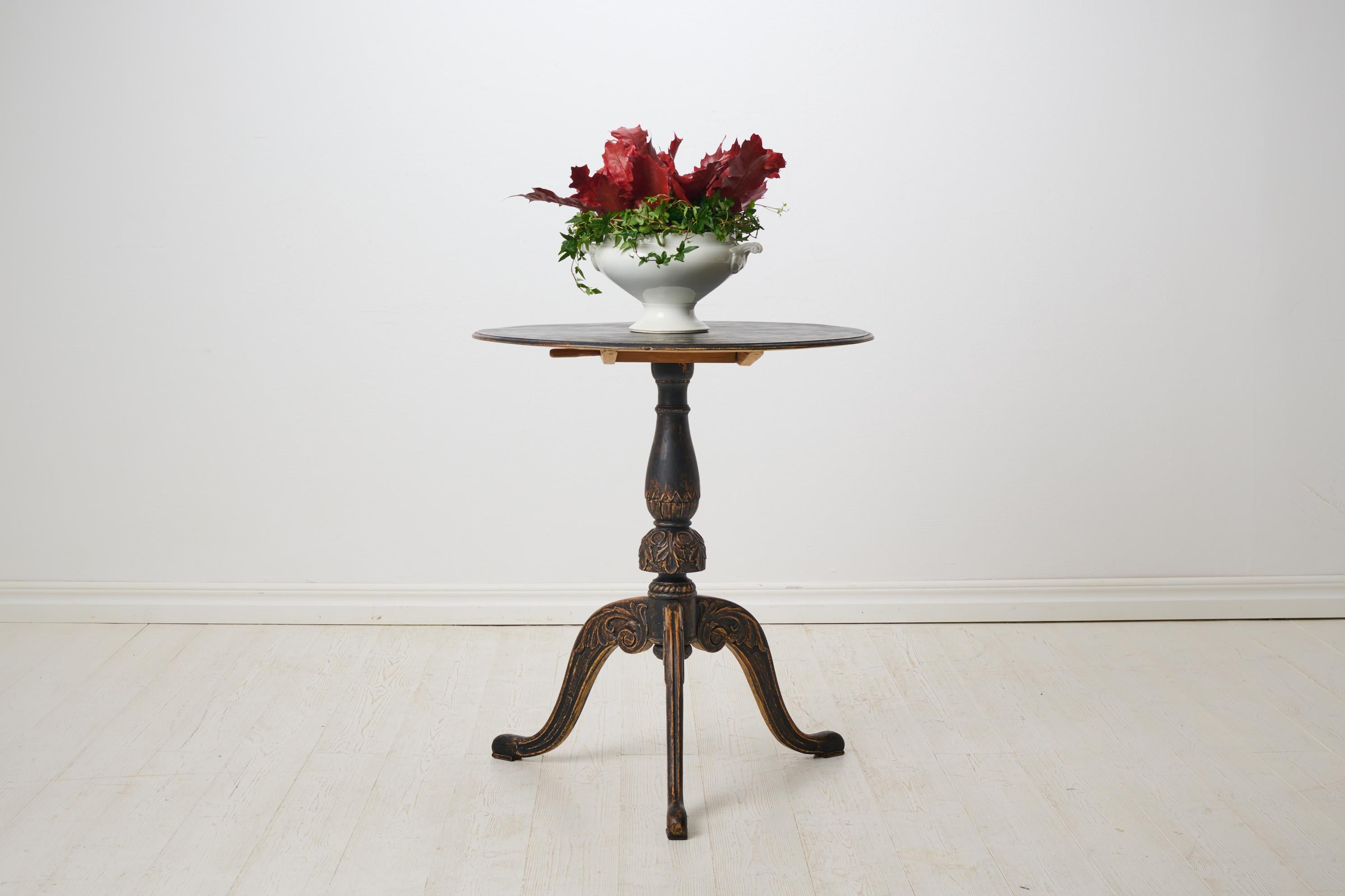 Country Ancienne table basculante suédoise décorative, plateau rond et décor sculpté à la main en vente