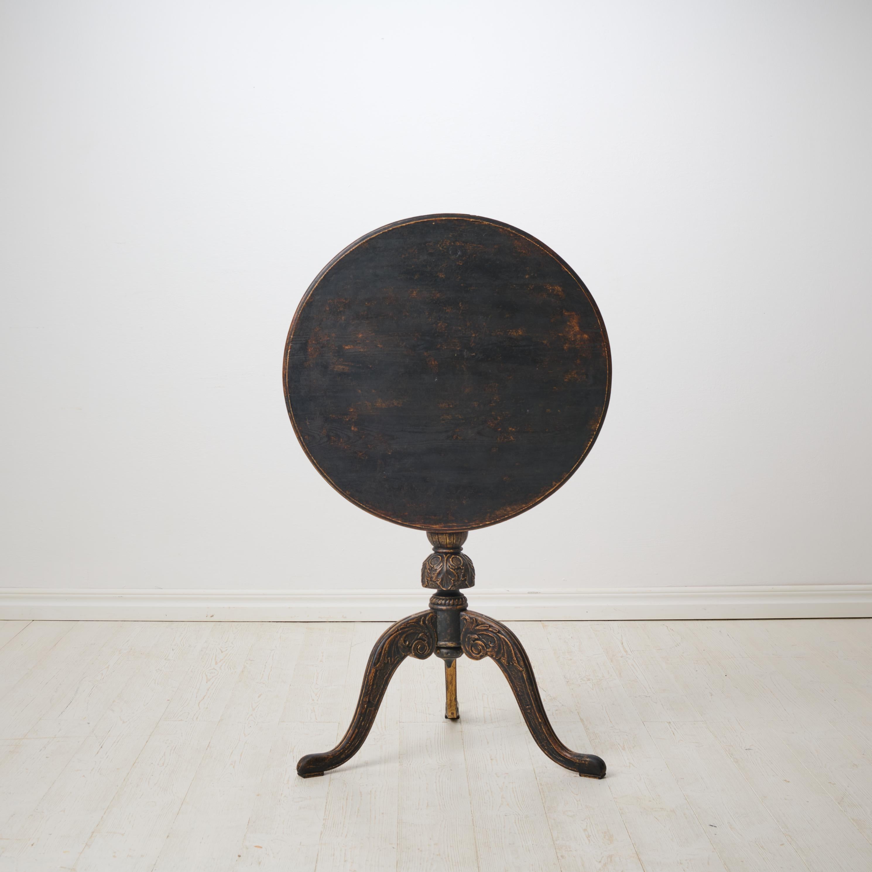 Suédois Ancienne table basculante suédoise décorative, plateau rond et décor sculpté à la main en vente