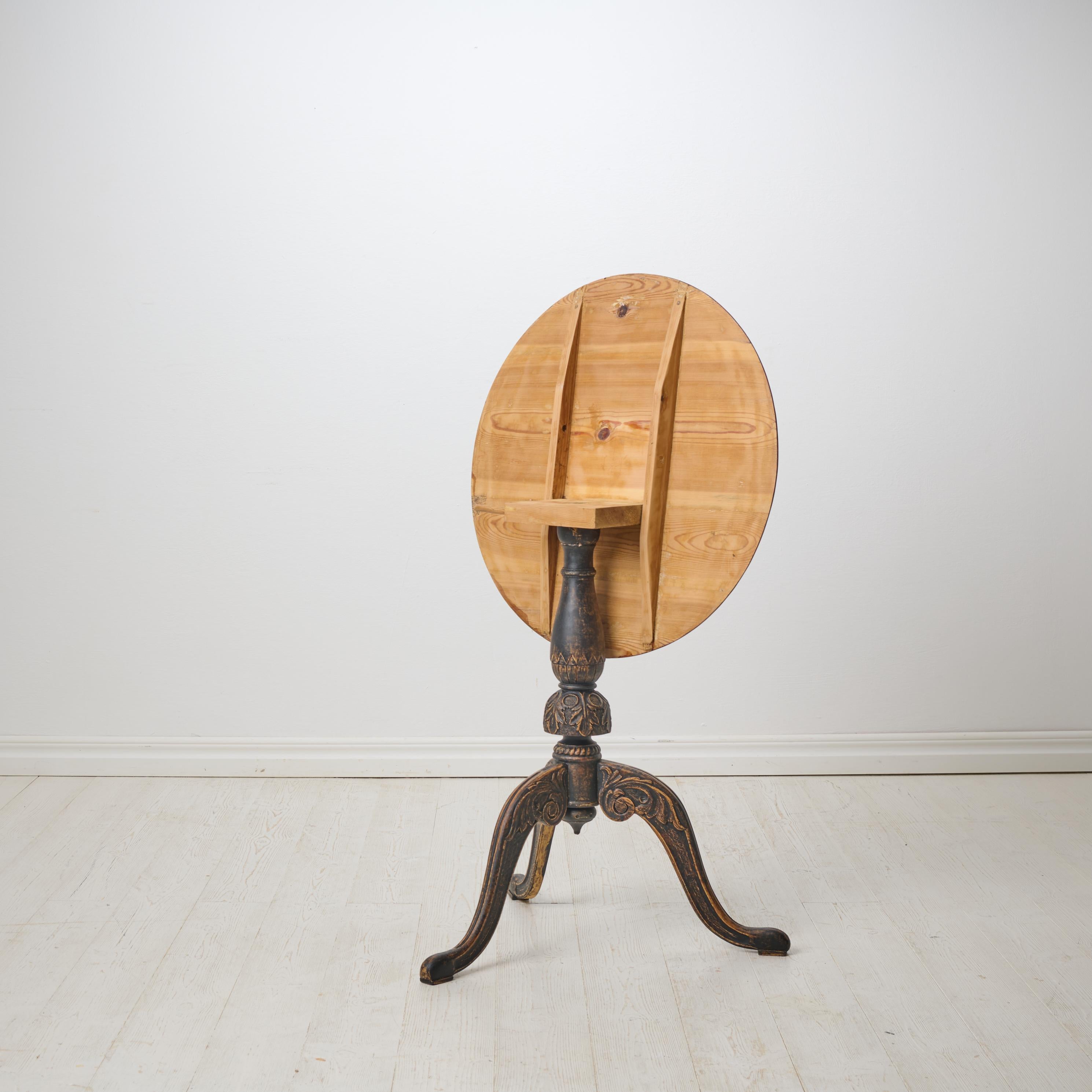 Fait main Ancienne table basculante suédoise décorative, plateau rond et décor sculpté à la main en vente